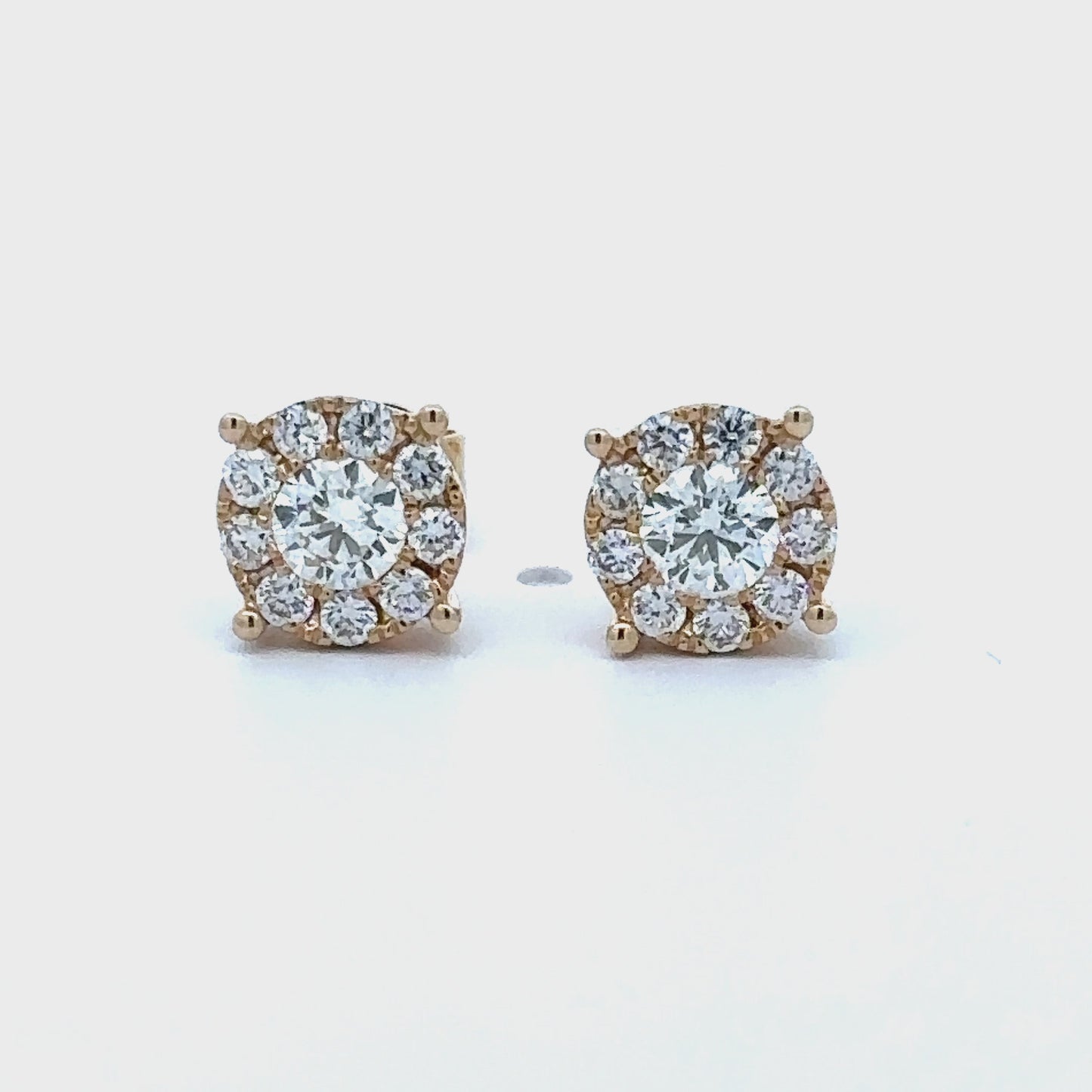 14 krt geel gouden oorbellen van 1.28 gram. Bezet met 2 briljant geslepen diamanten met een totaalgewicht van 0.41 crt en 18 briljant geslepen diamanten met een totaalgewicht van 0.31 crt Kleur: Top Wesselton Kwaliteit: VS2  Ø: 8.7 mm