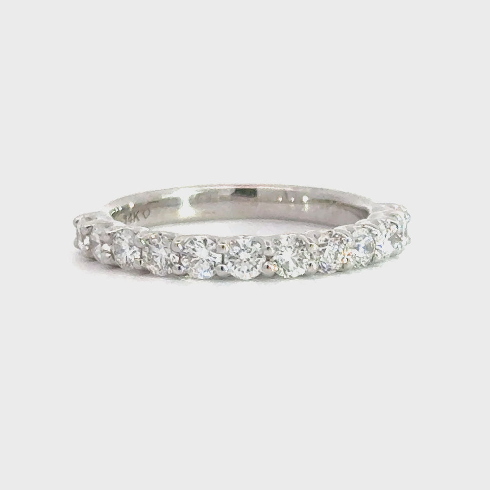 
                      
                        Laad en speel video in Galerijweergave, 14 karaat wit gouden rijring van 3.2 gram en 3 mm breed. Bezet met 12 briljant geslepen diamanten met een totaalgewicht van 1.00 crt. Kleur: G Kwaliteit: VS2
                      
                    