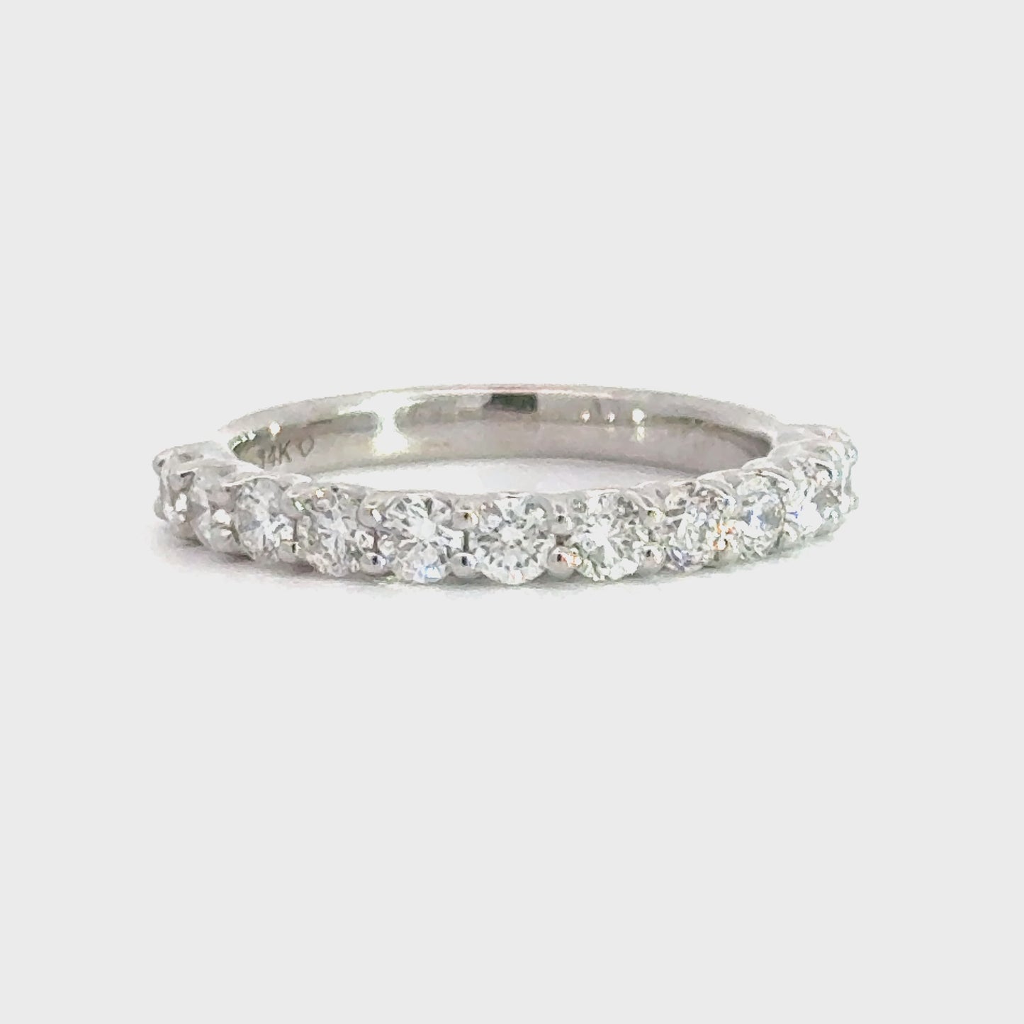 14 karaat wit gouden rijring van 3.2 gram en 3 mm breed. Bezet met 12 briljant geslepen diamanten met een totaalgewicht van 1.00 crt. Kleur: G Kwaliteit: VS2