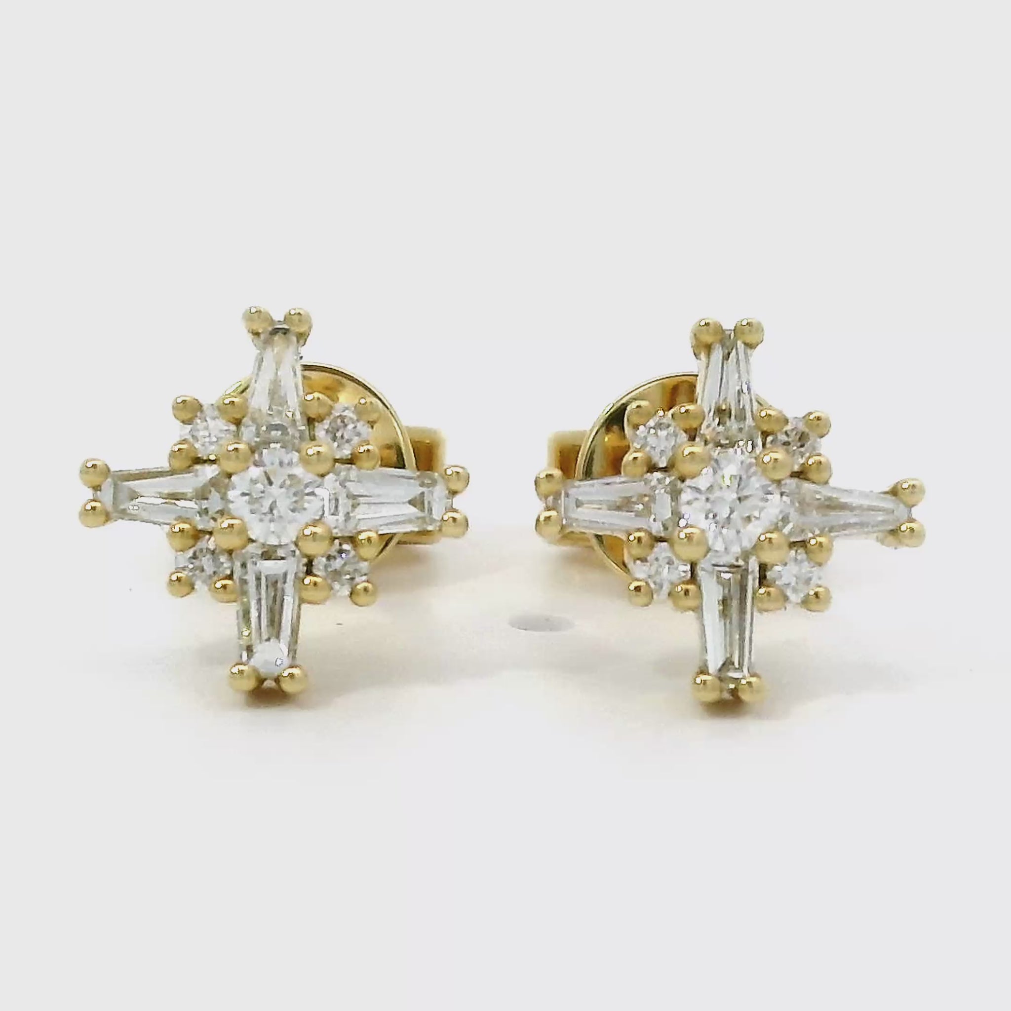 18 karaat geel gouden oorstekers van 2 gram. Bezet met 4 baguette geslepen diamanten met een totaalgewicht van 0.26 crt. en 10 briljant geslepen diamanten met een totaalgewicht van 0.14 crt. Kleur: G Zuiverheid: VS Zetting: 9 x 9 mm