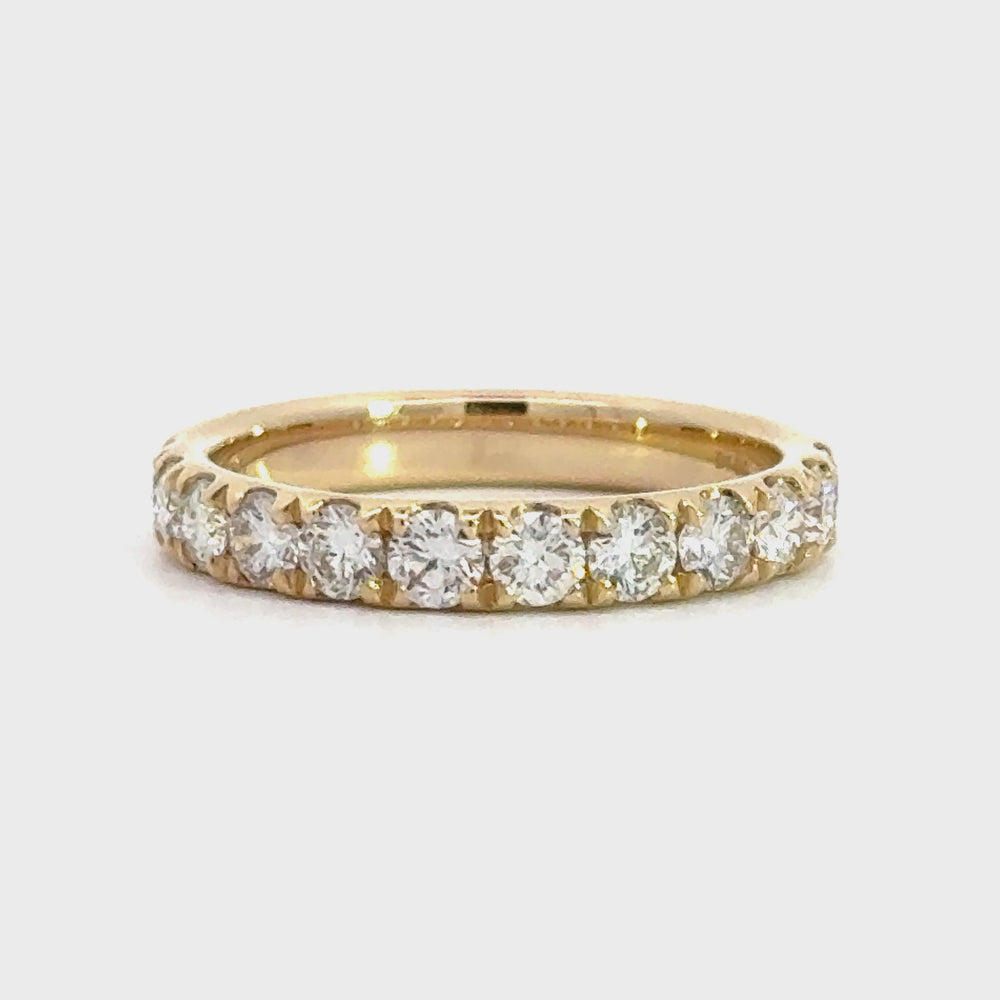 
                      
                        Laad en speel video in Galerijweergave, 14 karaat geel gouden rijring van 2.98 gram en 3 mm breed. Bezet met 12 briljant geslepen diamanten met een totaalgewicht van 1.00 crt Kleur: Top Wesselton Kwaliteit: VS
                      
                    