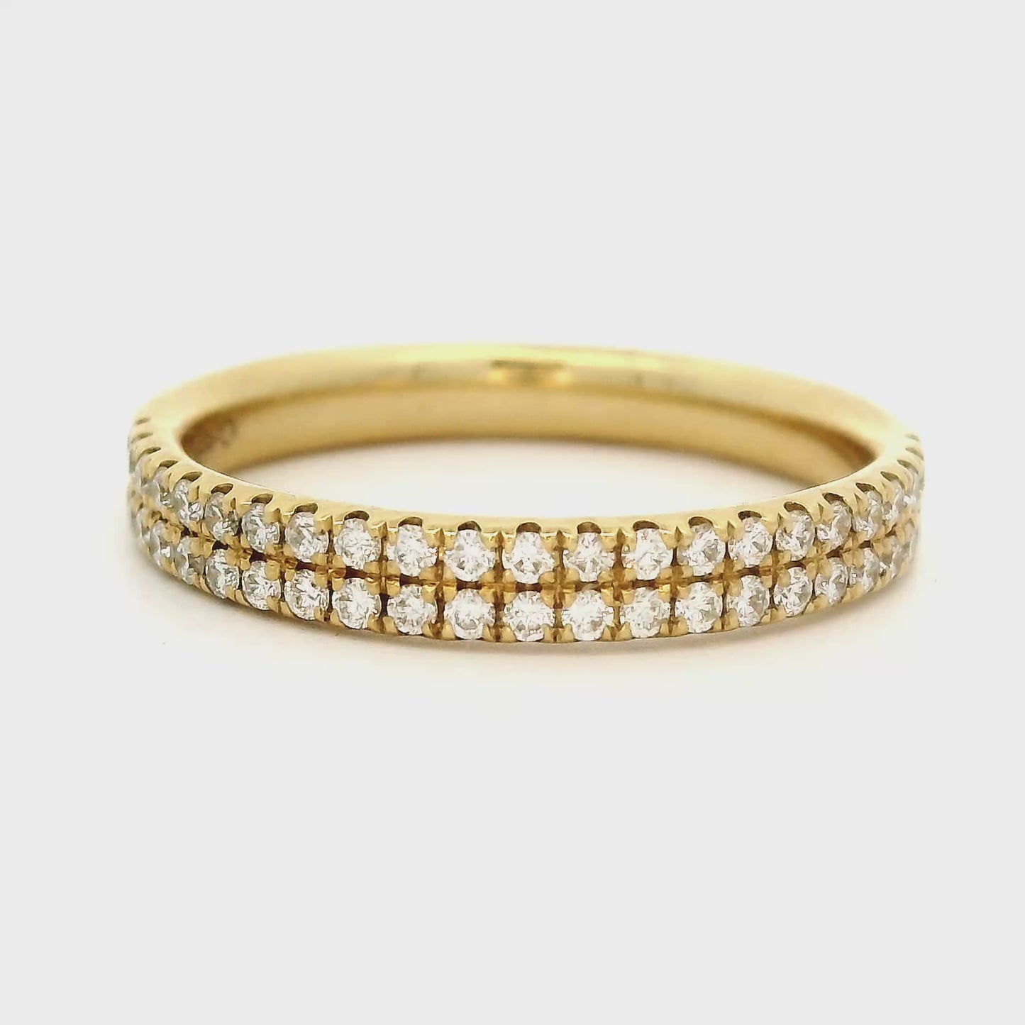 Moderne 18 karaat geel gouden dubbele rijring met een ringbreedte van 3 mm. Bezet met 46 briljant geslepen diamanten van een hoge kleur en kwaliteit en een totaalgewicht van 0.32 crt.