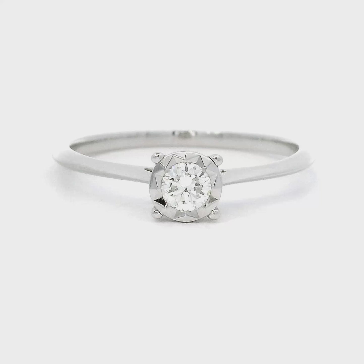 18 karaat wit gouden solitair ring met spiegelchaton. Bezet met 1 briljant geslepen diamant van 0.14 crt. Kleur: G Zuiverheid: VS1 Zetting: Ø 5mm