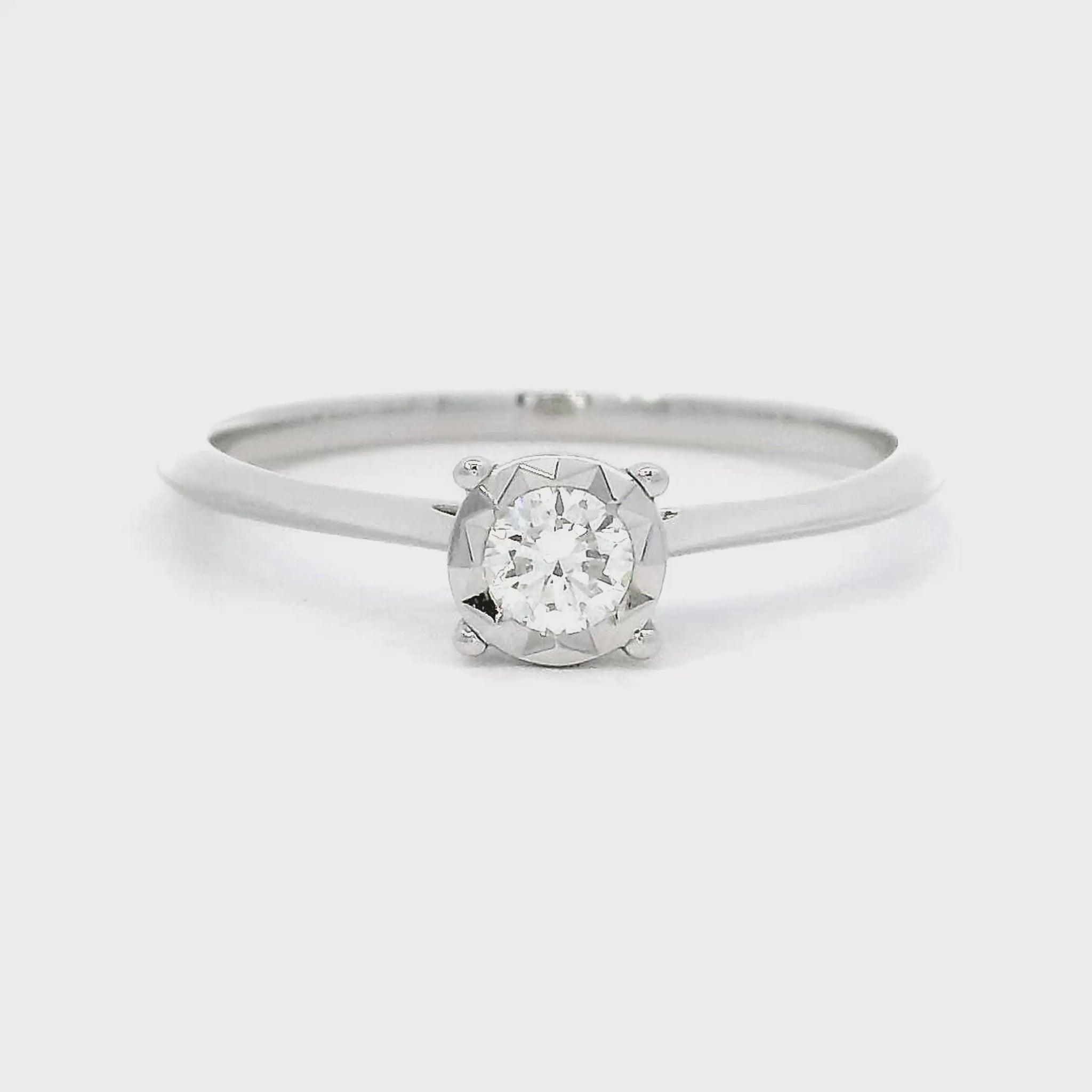18 karaat wit gouden solitair ring met spiegelchaton. Bezet met 1 briljant geslepen diamant van 0.14 crt. Kleur: G Zuiverheid: VS1 Zetting: Ø 5mm