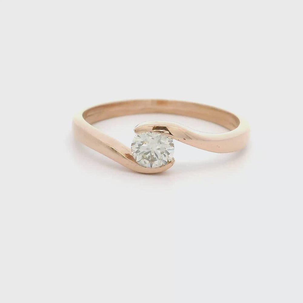 
                      
                        Video in der Galerie ansehen und abspielen, 14 karaat rosé gouden slagring van 21 gram. Bezet met 1 briljant geslepen diamant van 0.32 crt Kleur: H Kwaliteit SI2 Model: R 10656
                      
                    