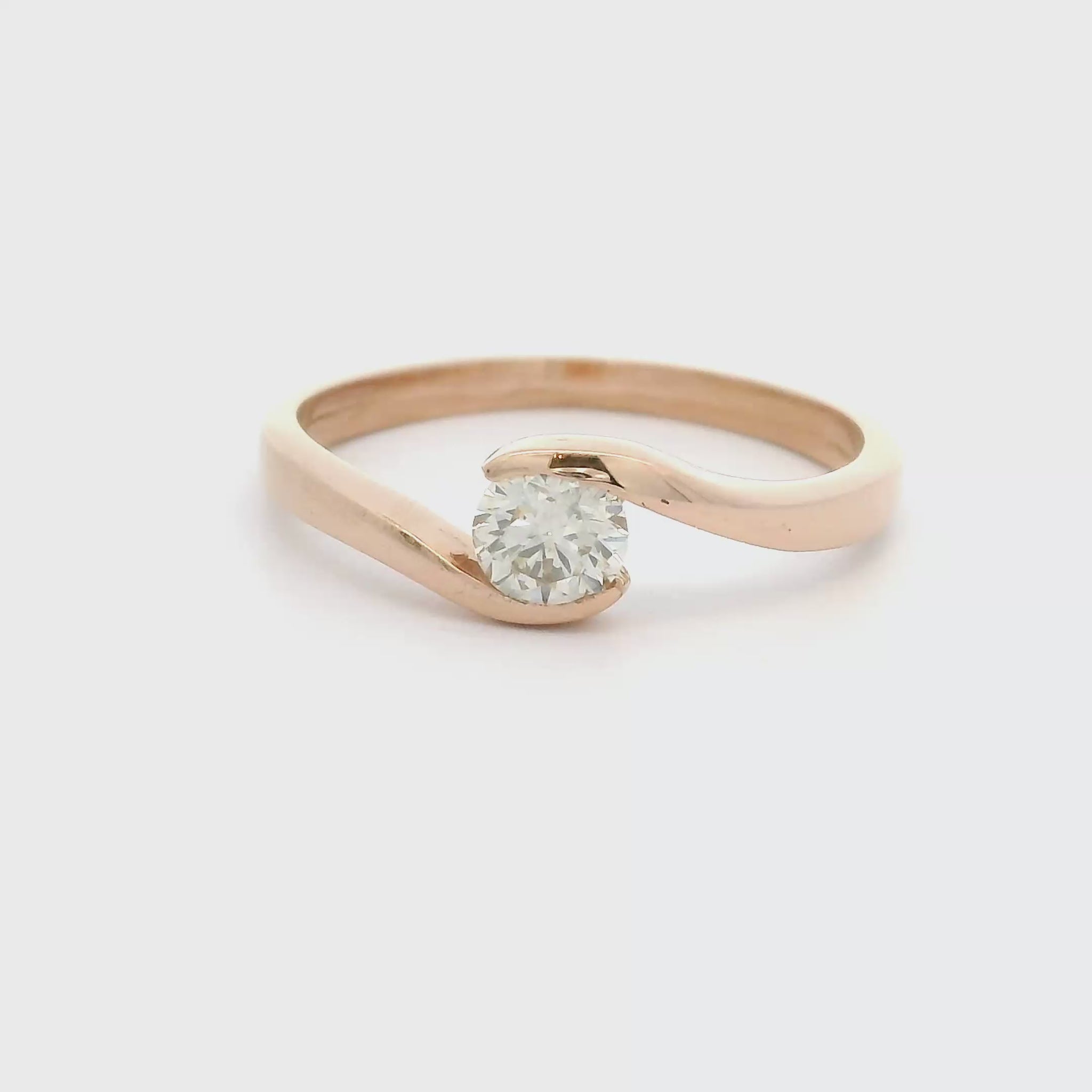 14 karaat rosé gouden slagring van 21 gram. Bezet met 1 briljant geslepen diamant van 0.32 crt Kleur: H Kwaliteit SI2 Model: R 10656