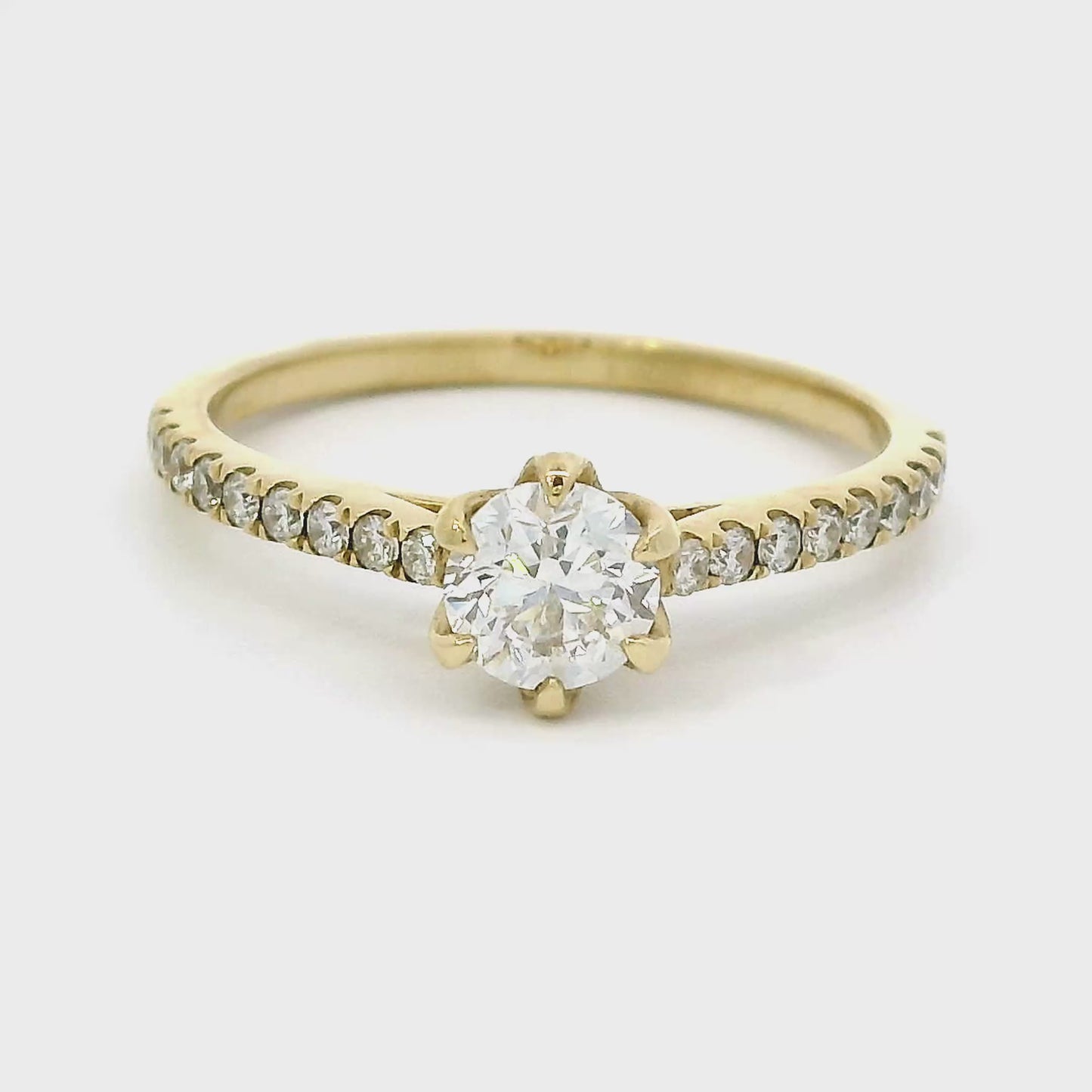 18 karaat geel gouden solkitair pavé ring bezet met 1 briljant geslepen diamant van 0.50 crt met GIA diamant certificaat Kleur: H Zuiverheid: VS1 En 18 briljant geslepen diamanten met een totaalgewicht van 0.21 crt Kleur: G Zuiverheid: VS2 Zetting: Ø 6mm