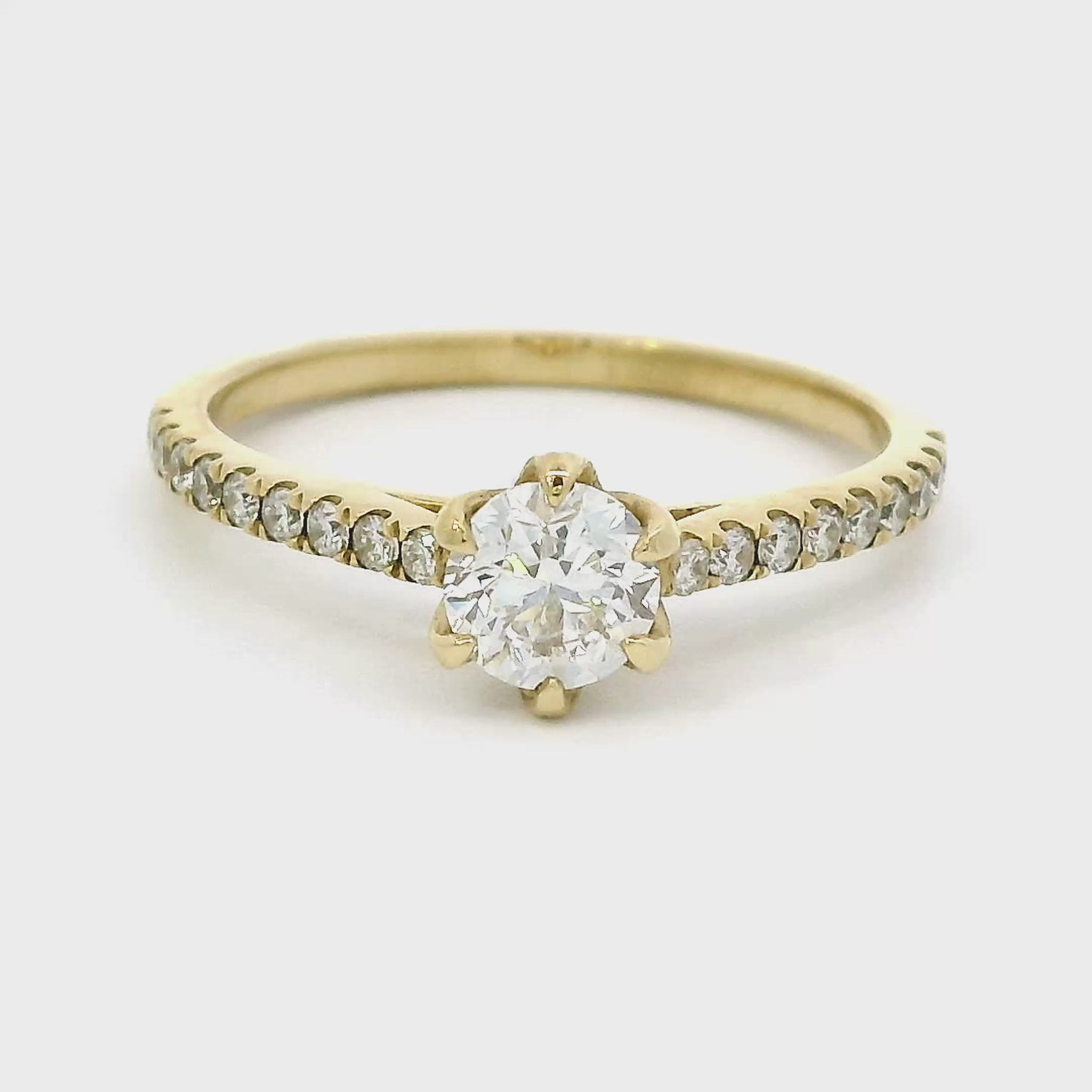 18 karaat geel gouden solkitair pavé ring bezet met 1 briljant geslepen diamant van 0.50 crt met GIA diamant certificaat Kleur: H Zuiverheid: VS1 En 18 briljant geslepen diamanten met een totaalgewicht van 0.21 crt Kleur: G Zuiverheid: VS2 Zetting: Ø 6mm