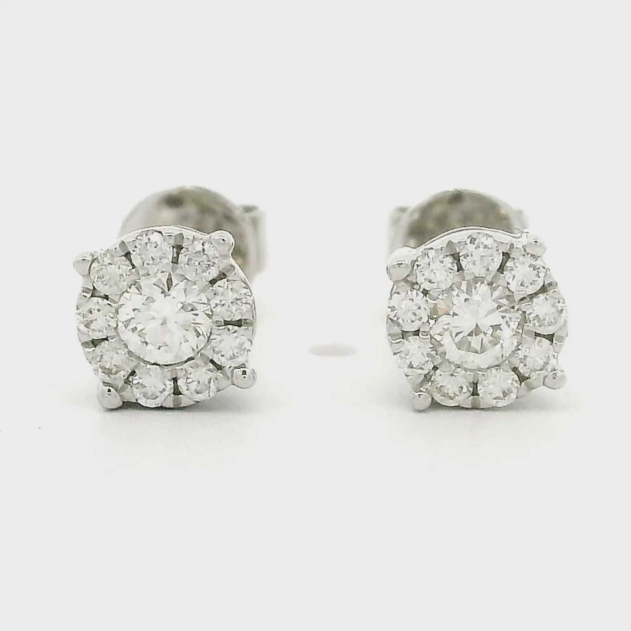 14 karaat wit gouden rozet oorbellen. Bezet met 2 briljant geslepen diamanten met een totaalgewicht van 0.14 crt en 18 kleinere briljant geslepen diamanten met en totaalgewicht van 0.12 crt Kleur G Zuiverheid: VS1 Zetting: Ø 5 mm Model: O 4399