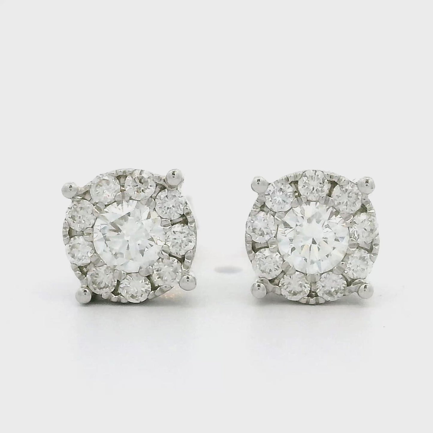 14 karaat witgouden oorbellen met Invisible Zetting. Bezet met 2 briljant geslepen diamanten met een totaalgewicht van 0.41 crt en 18 briljant geslepen kleinere diamanten met een totaalgewicht van 0.32 crt Kleur: G zuiverheid: VS Zetting: Ø 7 mm Model: O 4352