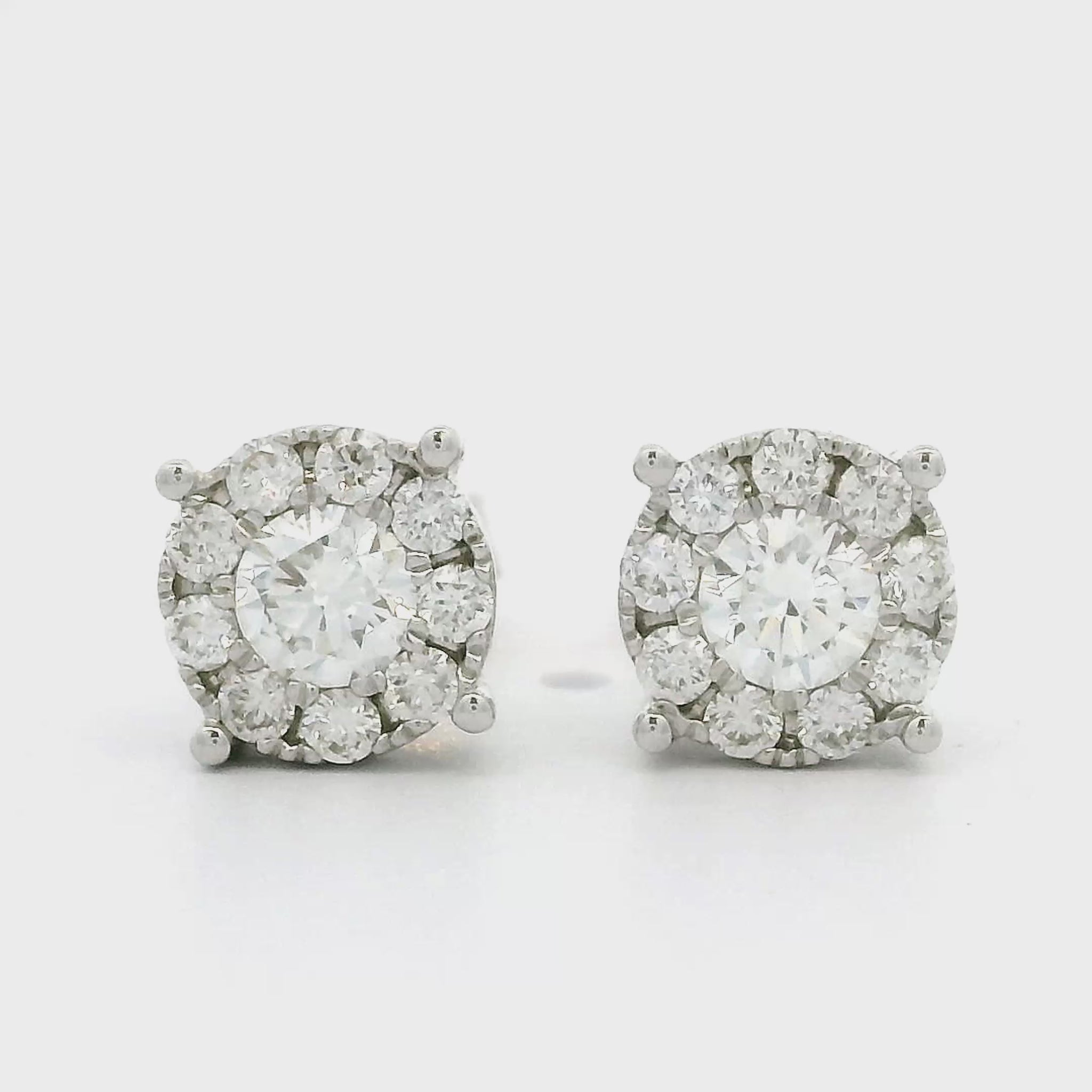 14 karaat witgouden oorbellen met Invisible Zetting. Bezet met 2 briljant geslepen diamanten met een totaalgewicht van 0.41 crt en 18 briljant geslepen kleinere diamanten met een totaalgewicht van 0.32 crt Kleur: G zuiverheid: VS Zetting: Ø 7 mm Model: O 4352