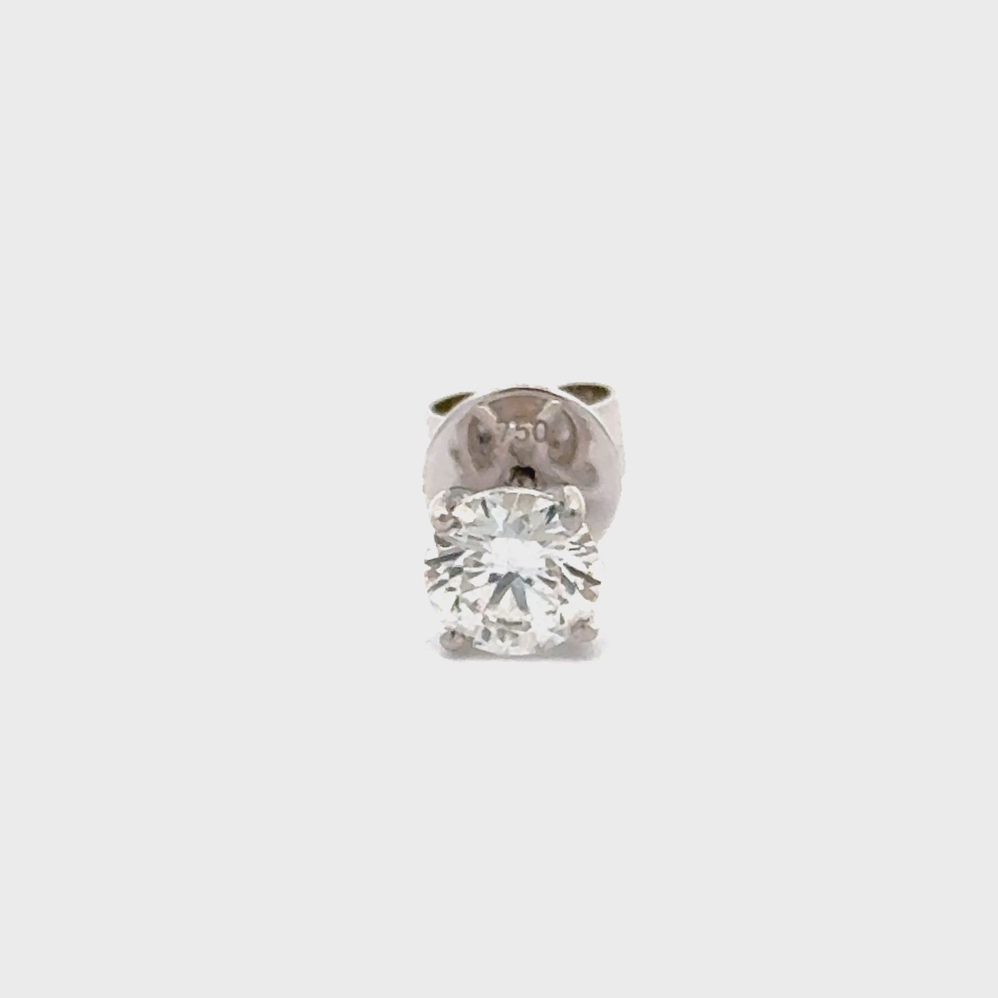 Enkele heren solitair oorknop van 18 karaat wit goud. Bezet met 1 briljant geslepen diamant van 0.50 crt. Kleur: F Kwaliteit: SI1 Zetting: Ø 6 mm