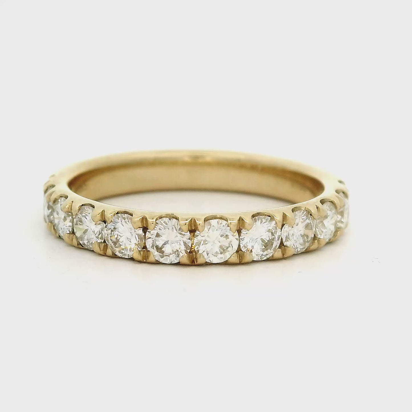 14 karaat geel gouden rijring met 12 briljant geslepen diamanten met een totaalgewicht van 1.00 crt van een hoge kleur en kwaliteit. Met afgeronde zetranden.