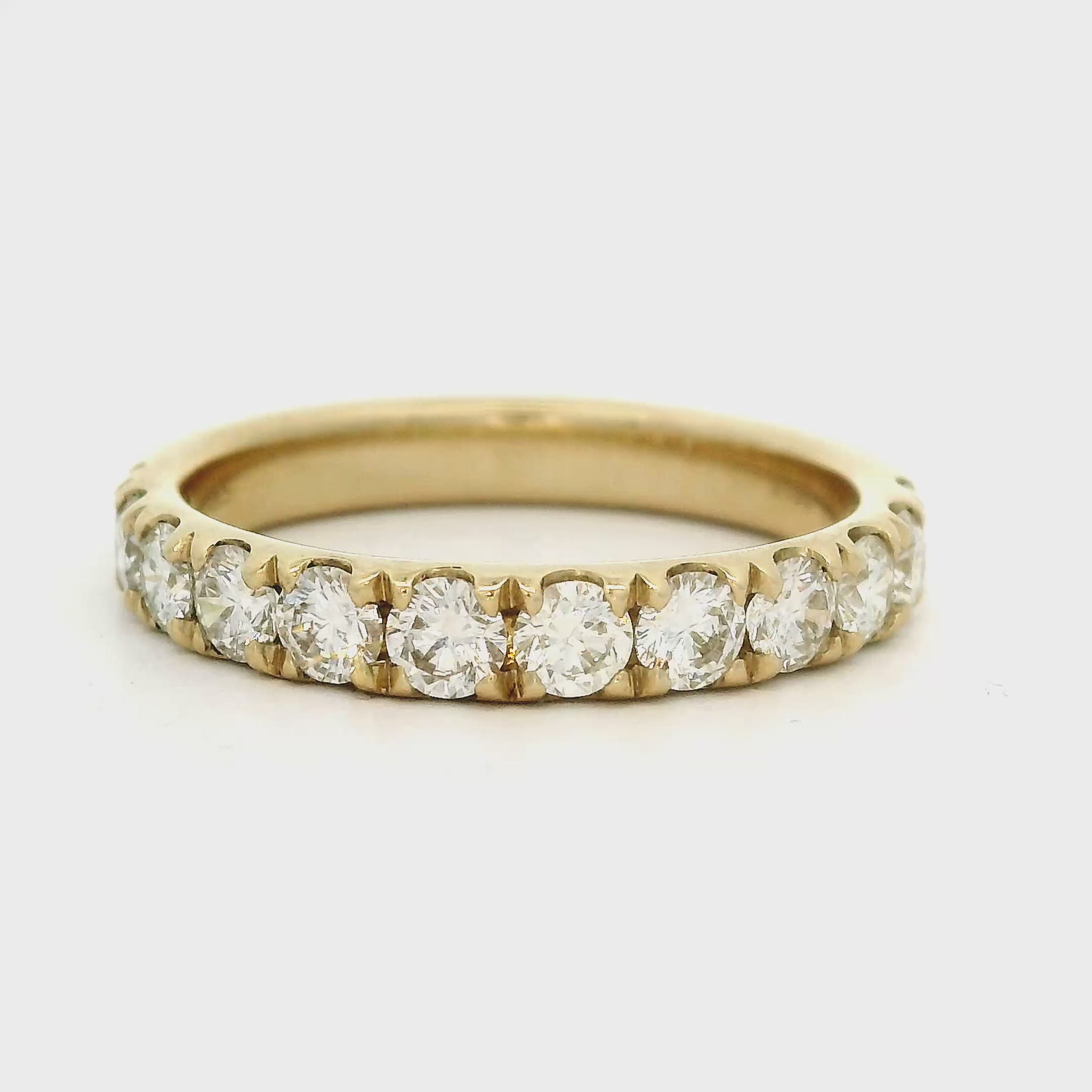 14 karaat geel gouden rijring met 12 briljant geslepen diamanten met een totaalgewicht van 1.00 crt van een hoge kleur en kwaliteit. Met afgeronde zetranden.