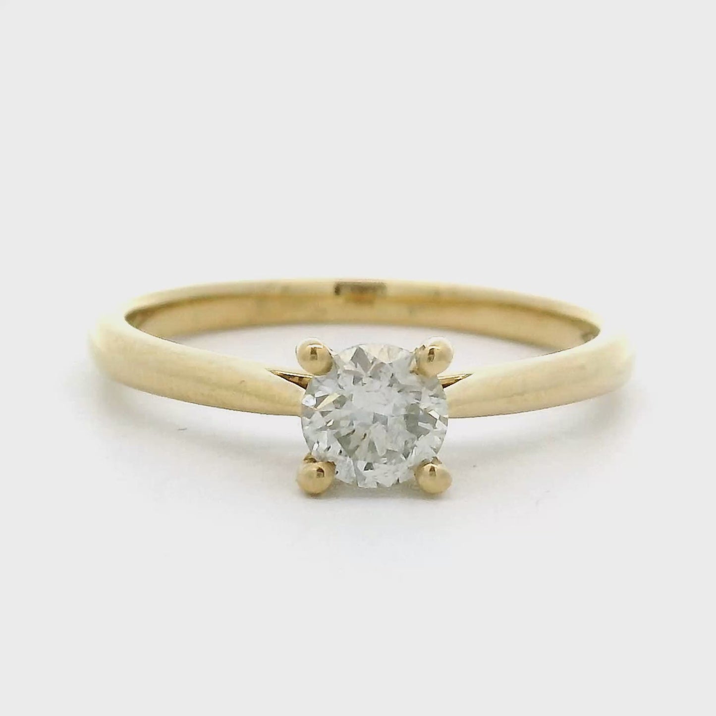 18 karaat geel gouden solitair ring met 4 pootszetting. Bezet met 1 briljant geslepen diamant van 0.41 crt Kleur: H Zuiverheid: VS2 Zetting: Ø 5 mm