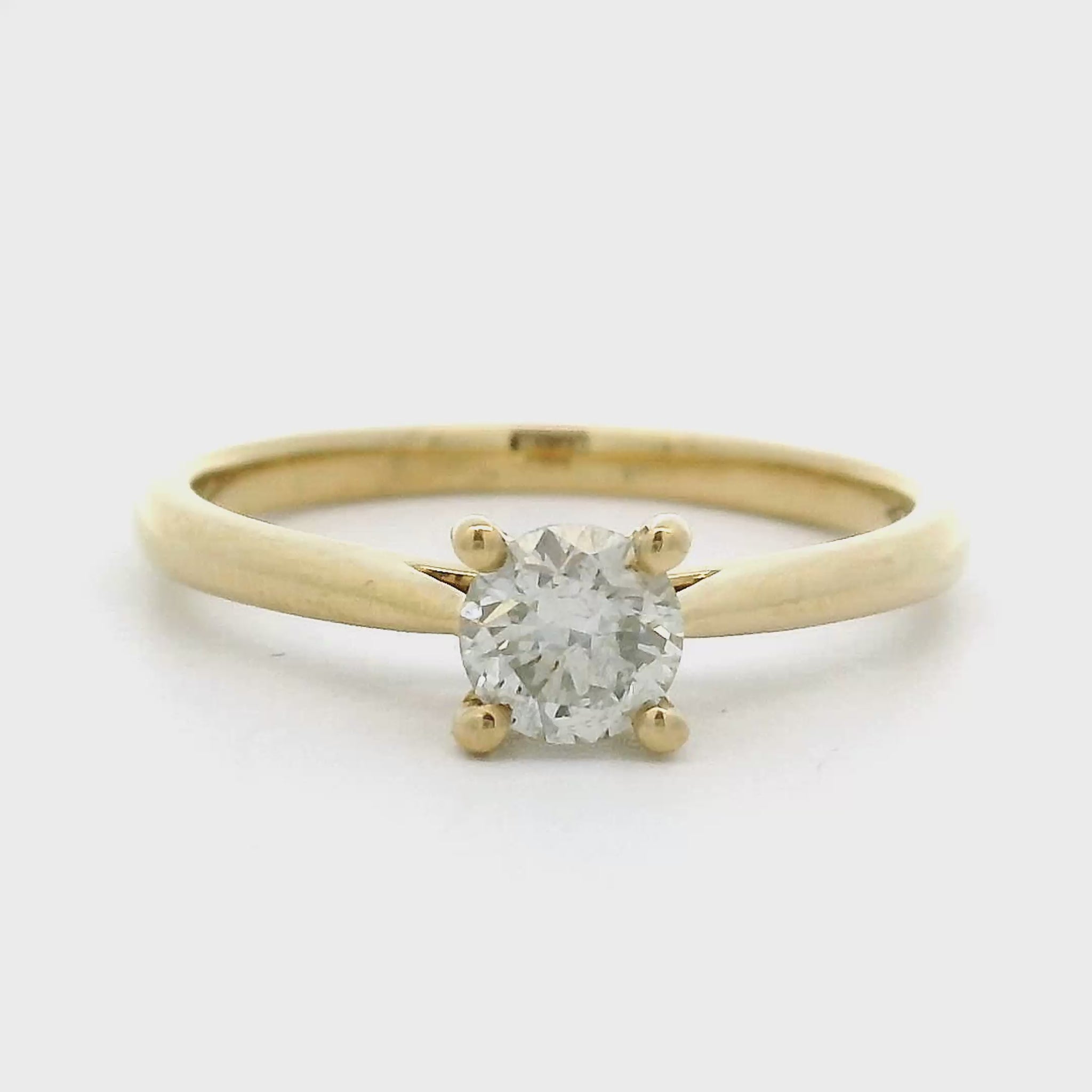 18 karaat geel gouden solitair ring met 4 pootszetting. Bezet met 1 briljant geslepen diamant van 0.41 crt Kleur: H Zuiverheid: VS2 Zetting: Ø 5 mm