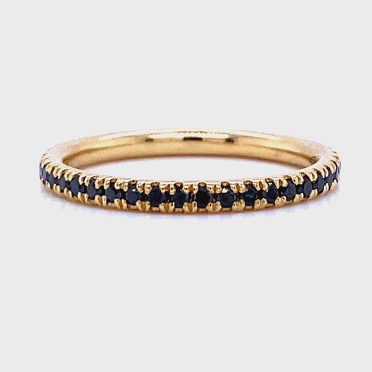 Warme combinatie van zwarte diamantjes in een geel gouden eternity ring