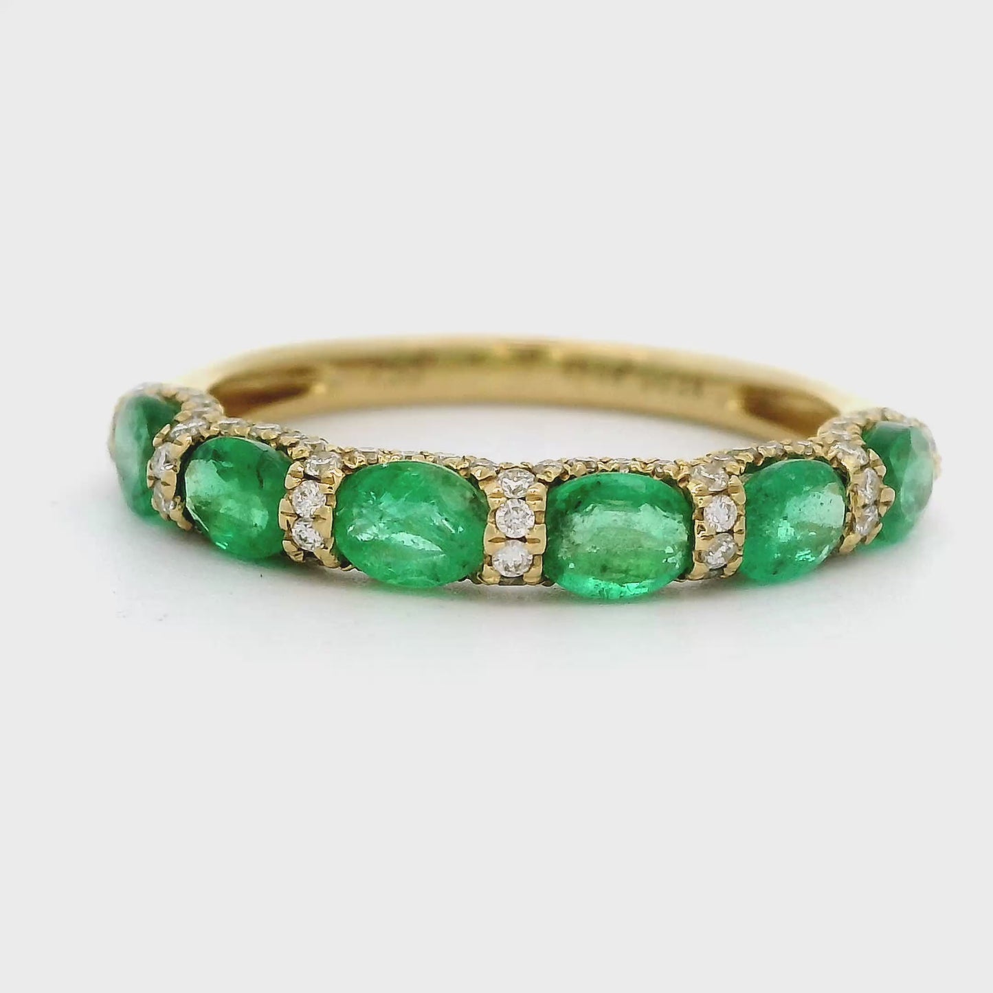 18 karaat geelgouden brede fantasie rijring met 6 ovaal geslepen smaragden en 76 briljant geslepen diamantjes. Bijzonder ontwerp