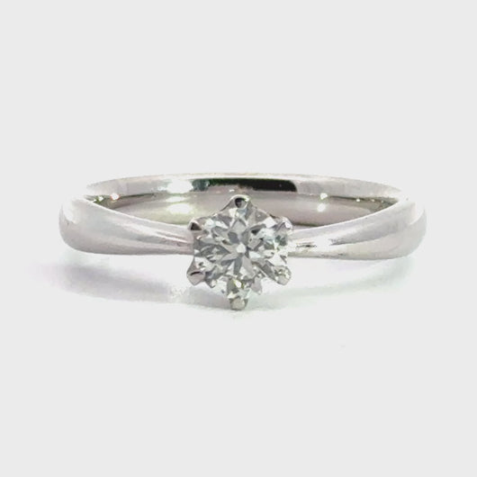 18 karaat wit gouden solitair ring van 3.8 gram en 1 tot 2 mm breed. Bezet met 1 briljant geslepen diamant van 0.50 crt met GIA Diamantcertificaat. Kleur: G Kwaliteit: VS1 Zetting: Ø 6 mm Model: R 9277