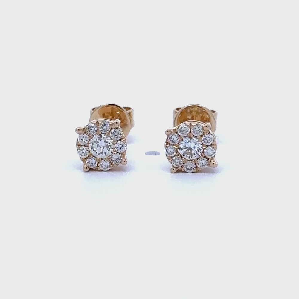 
                      
                        Laad en speel video in Galerijweergave, 18 karaat geel gouden oorbellen van 0.89 gram. Bezet met 2 briljant geslepen diamanten met een totaalgewicht van 0.16 crt en 18 briljant geslepen diamanten met een totaalgewicht van 0.15 crt Kleur: Top Wesselton Kwaliteit: VS2 Zetting: Ø 7 mm
                      
                    