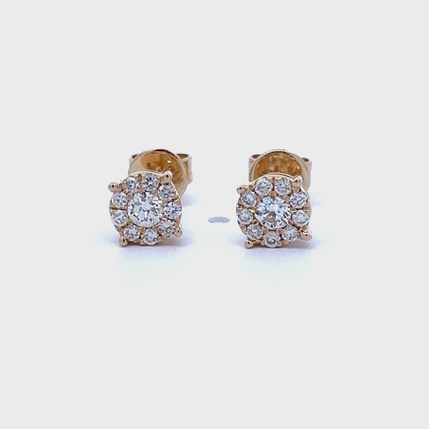 18 karaat geel gouden oorbellen van 0.89 gram. Bezet met 2 briljant geslepen diamanten met een totaalgewicht van 0.16 crt en 18 briljant geslepen diamanten met een totaalgewicht van 0.15 crt Kleur: Top Wesselton Kwaliteit: VS2 Zetting: Ø 7 mm