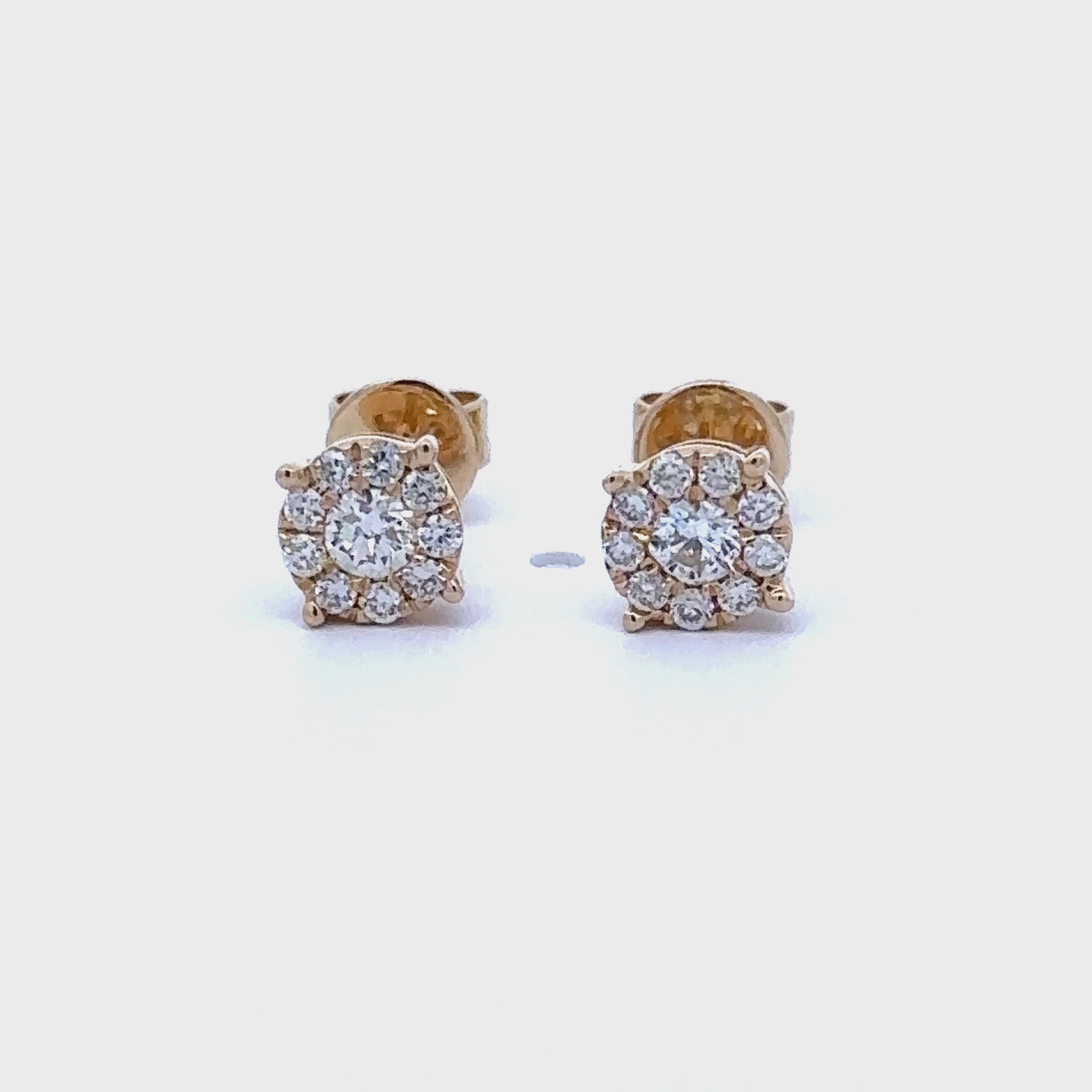 18 karaat geel gouden oorbellen van 0.89 gram. Bezet met 2 briljant geslepen diamanten met een totaalgewicht van 0.16 crt en 18 briljant geslepen diamanten met een totaalgewicht van 0.15 crt Kleur: Top Wesselton Kwaliteit: VS2 Zetting: Ø 7 mm