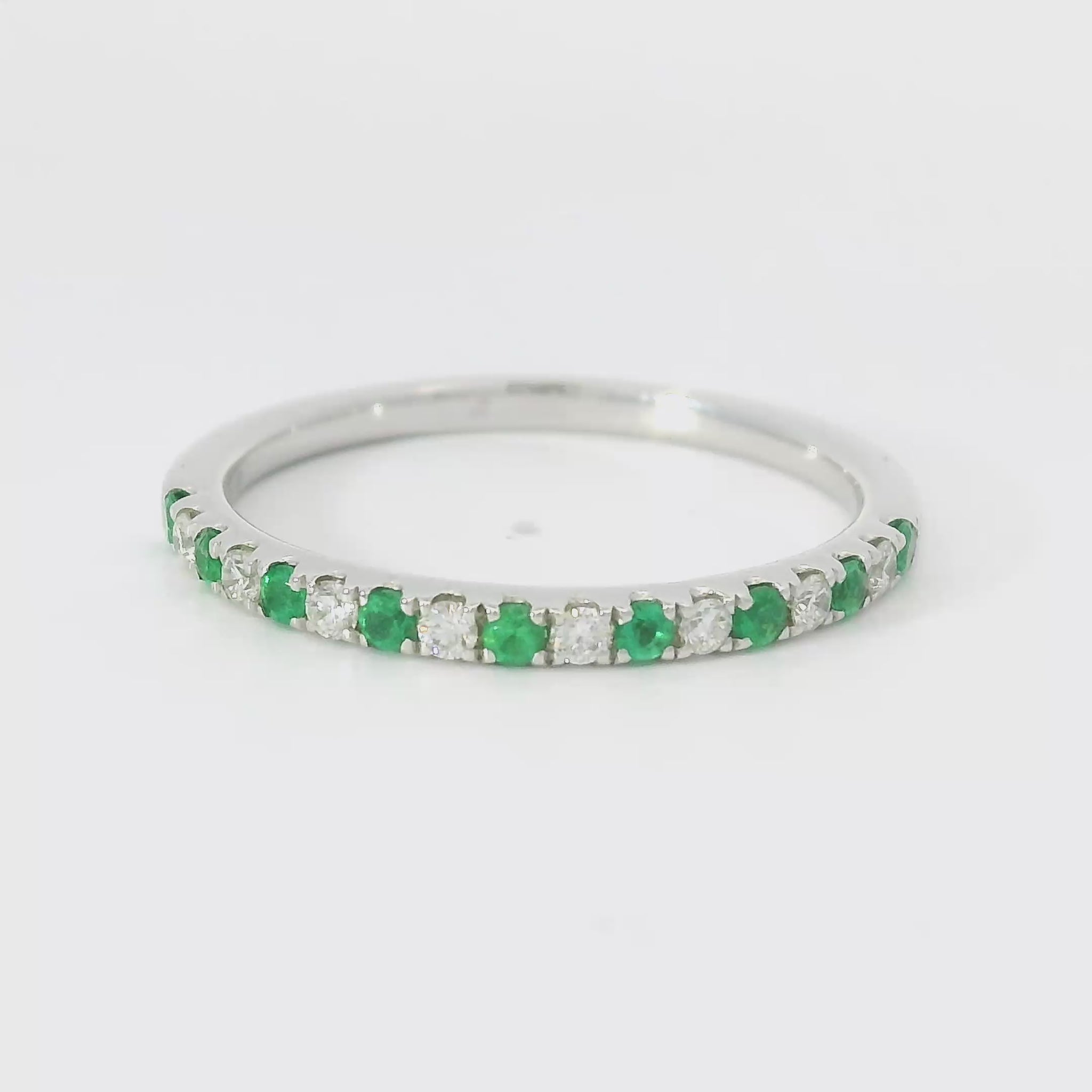 18 karaat wit gouden rijring van 1.7 gram en 2 mm breed. Om en om bezet met 8 briljant geslepen diamanten met een totaalgewicht van 0.11 crt Kleur: F Kwaliteit: VS en 9 smaragden met een totaalgewicht van 0.12 crt. Model: R 10056