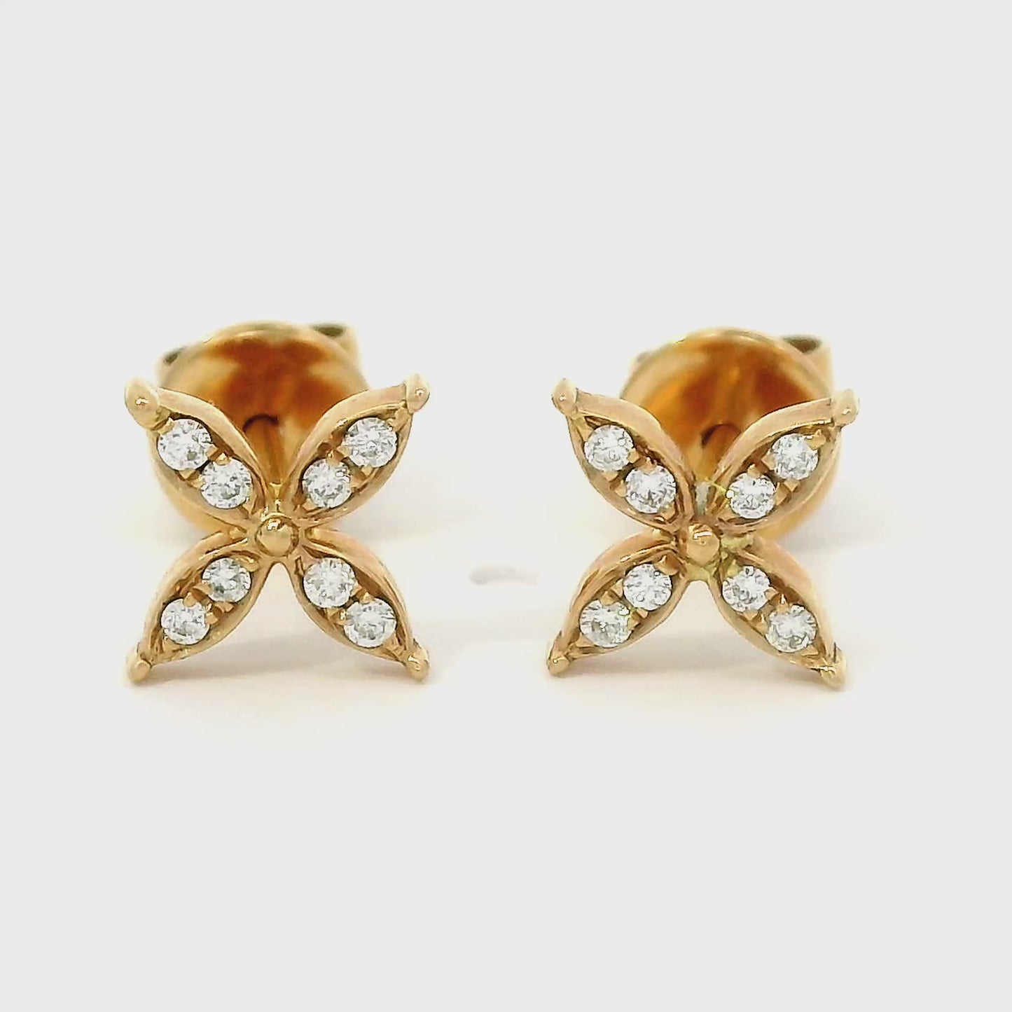 18 karaat rosé gouden oorstekers met vlindersluiting. NBezet met 16 briljant geslepen diamanten met een totaalgewicht van 0.07 crt Kleur: F Zuiverheid: VS2 Zetting: 6 x 6 mm