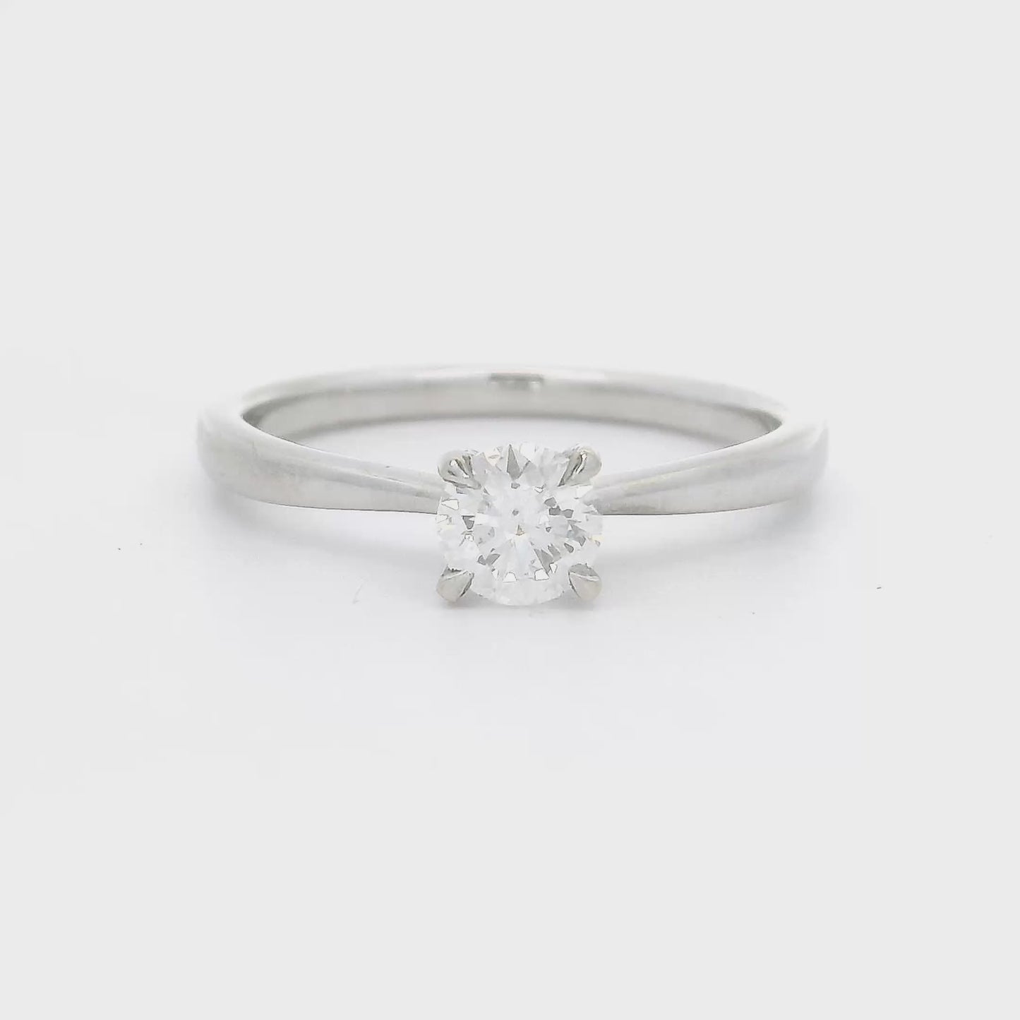 18 karaat witgouden solitair ring met 1 briljant geslepen diamant van 0.40 crt met GIA certificaat. Kleur: G Kwaliteit: SI2