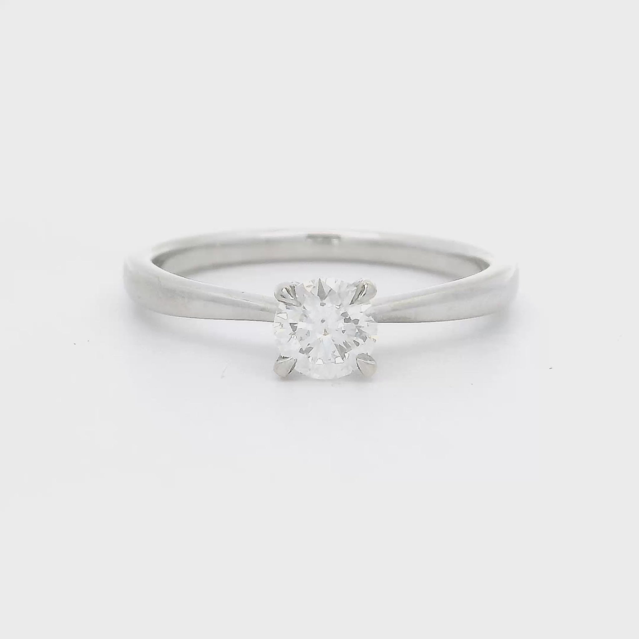 18 karaat witgouden solitair ring met 1 briljant geslepen diamant van 0.40 crt met GIA certificaat. Kleur: G Kwaliteit: SI2