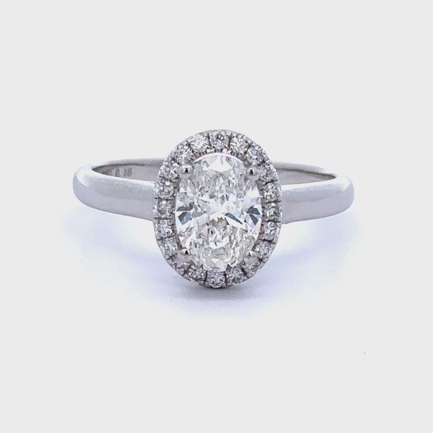 18 karaat witgouden rozet ring van 2.9 gram. Bezet met 1 ovaal geslepen diamant van 1.00 crt met gia certificaat Kleur: H Kwaliteit: SI1 En 20 briljant geslepen diamantren met een totaalgewicht van 0.18 crt Kleur: G Kwaliteit: VS Zetting: 10.6 x 8.9 mm