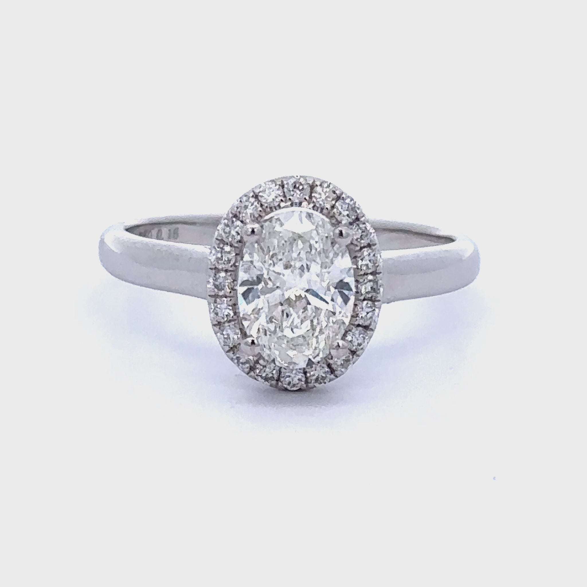 18 karaat witgouden rozet ring van 2.9 gram. Bezet met 1 ovaal geslepen diamant van 1.00 crt met gia certificaat Kleur: H Kwaliteit: SI1 En 20 briljant geslepen diamantren met een totaalgewicht van 0.18 crt Kleur: G Kwaliteit: VS Zetting: 10.6 x 8.9 mm