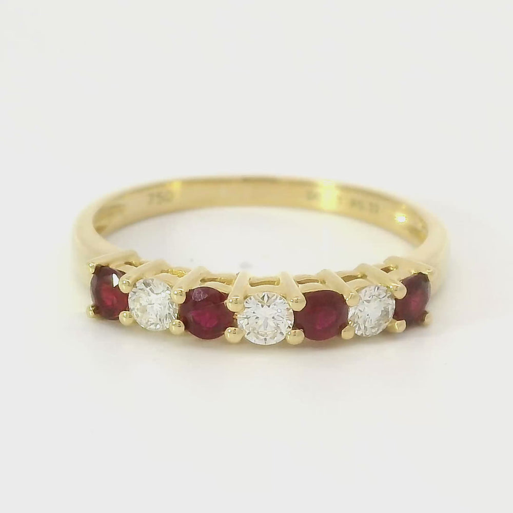 
                      
                        Load and play video in Gallery viewer, 18 karaat geelgouden rijring van 2.05 gram. Bezet met 3 briljant geslepen diamanten met een totaalgewicht van 0.23 crt Kleur: G Kwaliteit: VS2 en 4 robijnen met een totaalgewicht van 0.32 crt. Zetting: 12 x 3 mm Model: R 60669
                      
                    