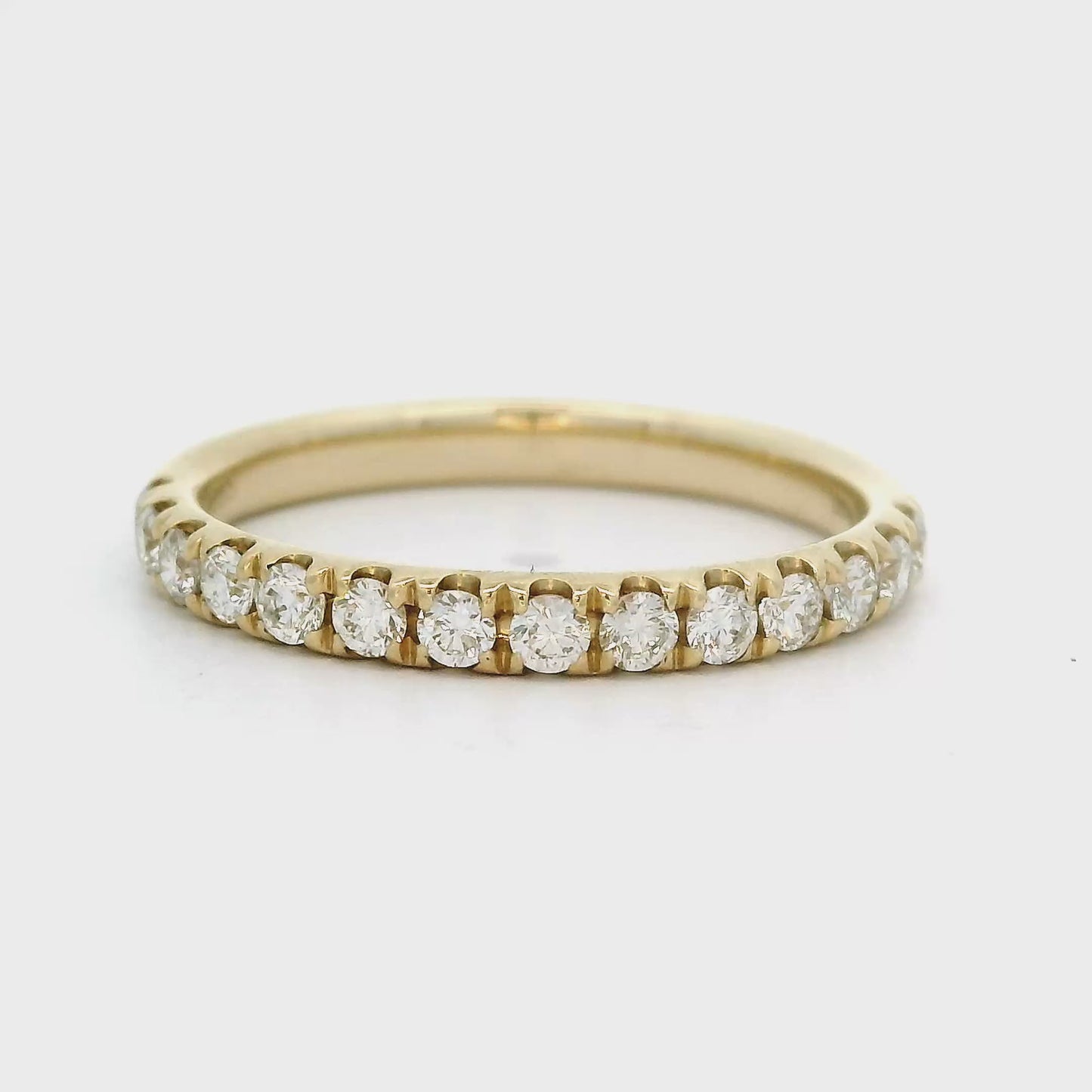 14 karaat geel gouden rijring met zacht afgeronde zettingen. De ring is 2.5 mm breed en bevat 14 briljant geslepen diamanten met een totaalgewicht van 0.44 crt. Hoge kleur en kwaliteit.