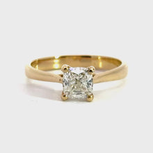 Load and play video in Gallery viewer, 14 karaat geel gouden 4 poot solitair verlovingsring van 2.7 gram. Bezet met een briljant geslepen diamant van0.92 crt met GIA certificaat. Kleur: I Kwaliteit: vvs2 Zetting: 6x6mm
