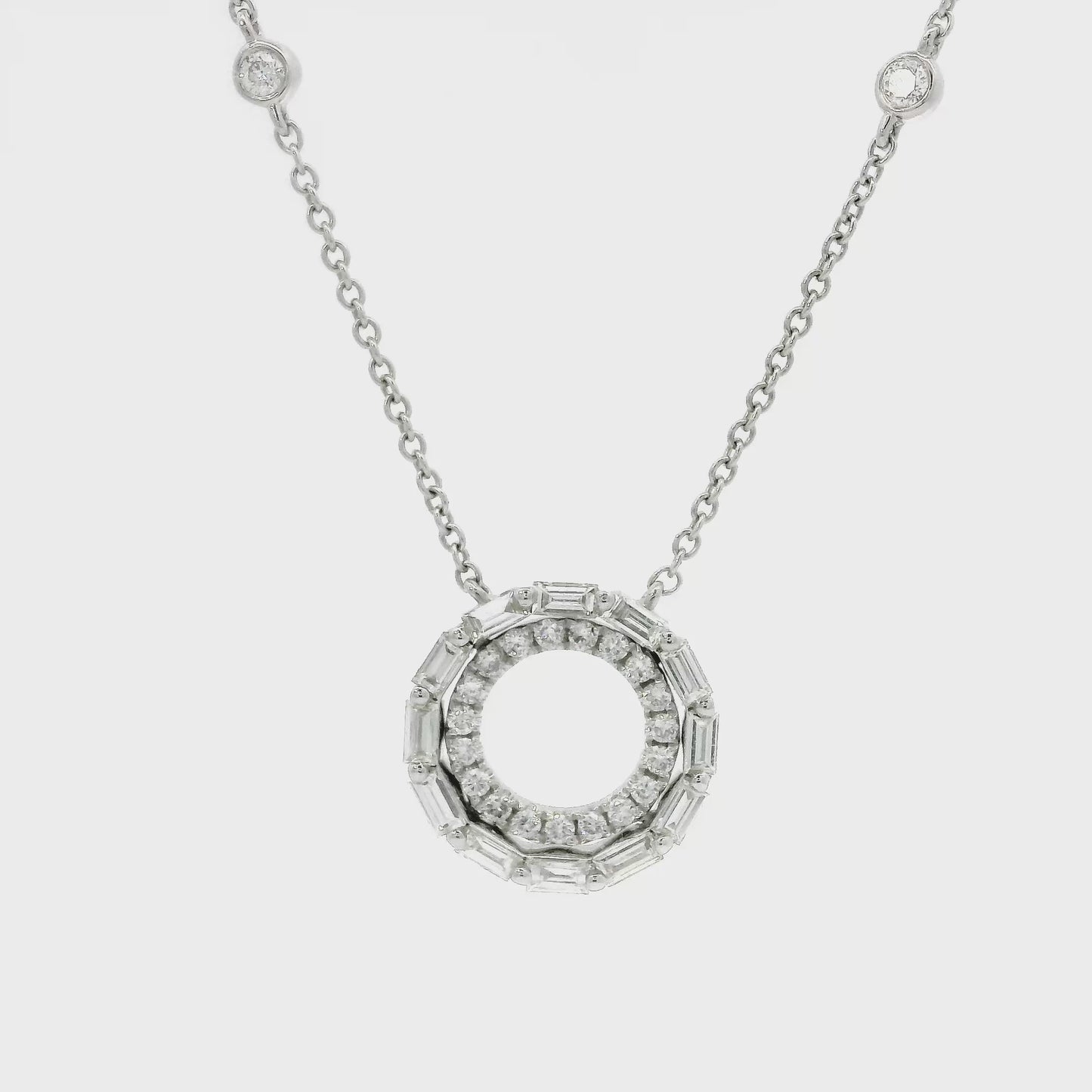 18 karaat witgouden collier van 3.2 gram. De hanger is bezet met 19 briljant geslepen diamanten met een totaalgewicht van 0.18 crt en 12 baguette geslepen diamanten met een totaalgewicht van 0.29 crt en 4 briljant geslepen diamanten in de ketting met een totaalgewicht van 0.10 crt Kleur:Top Wesselton Zuiverheid: SI Hanger: Ø 13 mm. De ketting heeft 4 diamantjes tussen de schakels. Verstelbare lengte ketting: 40-42-45 cm Schakel: Anker rond