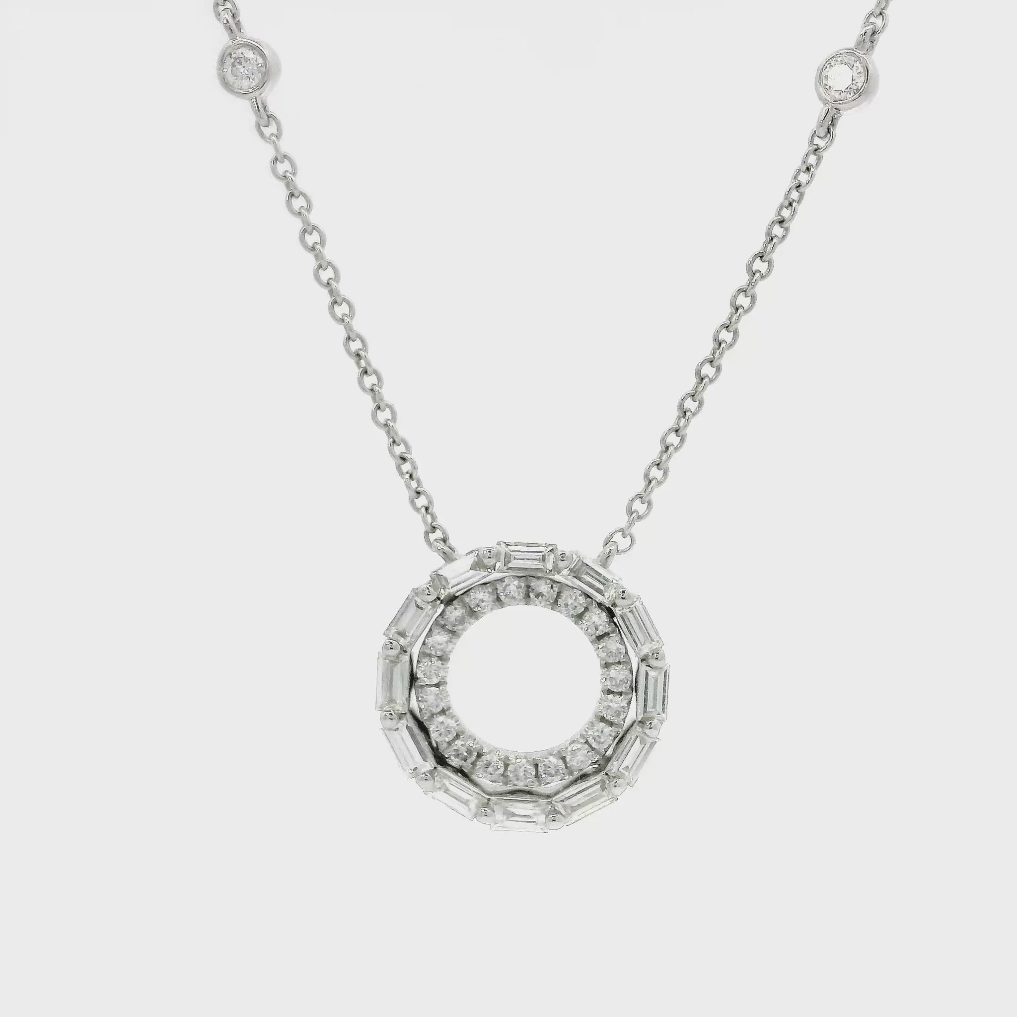 18 karaat witgouden collier van 3.2 gram. De hanger is bezet met 19 briljant geslepen diamanten met een totaalgewicht van 0.18 crt en 12 baguette geslepen diamanten met een totaalgewicht van 0.29 crt en 4 briljant geslepen diamanten in de ketting met een totaalgewicht van 0.10 crt Kleur:Top Wesselton Zuiverheid: SI Hanger: Ø 13 mm. De ketting heeft 4 diamantjes tussen de schakels. Verstelbare lengte ketting: 40-42-45 cm Schakel: Anker rond