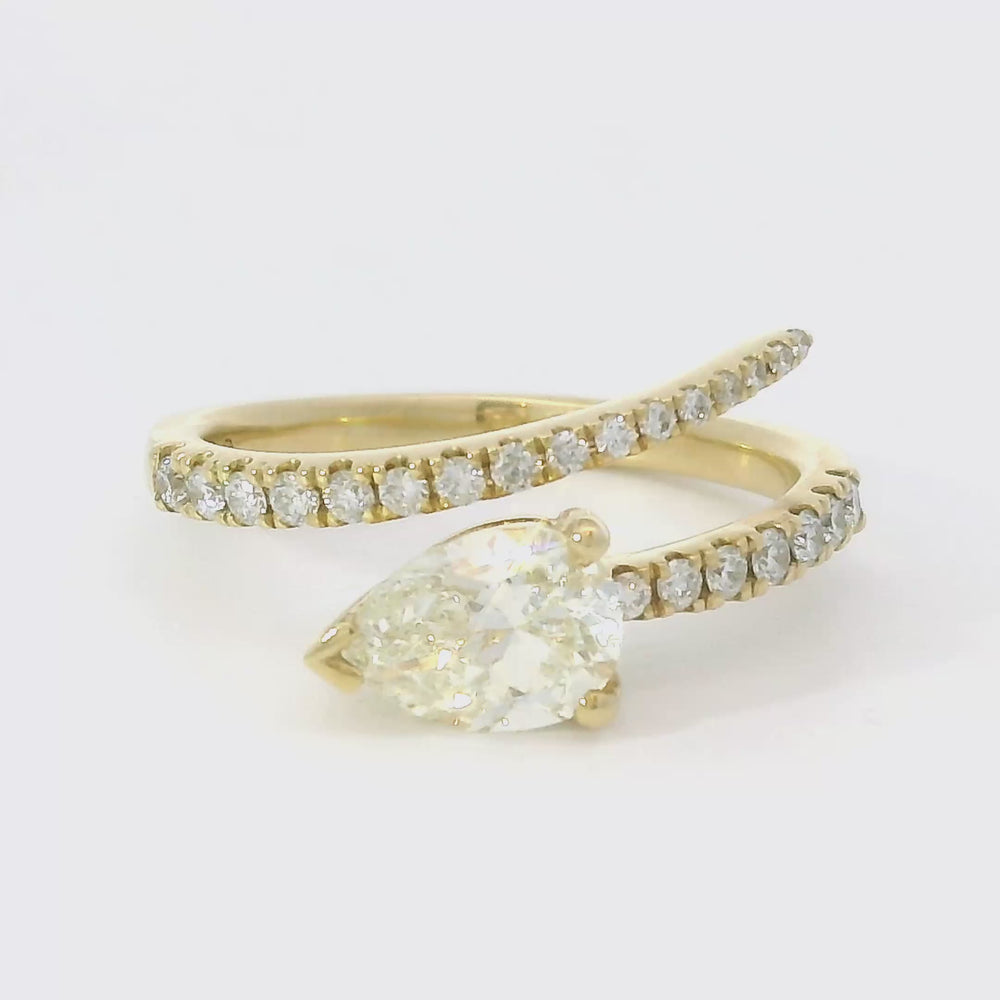 
                      
                        Laad en speel video in Galerijweergave, 18 karaat geel gouden design slangen ring van 3.39 gram en 2 tot 10 mm breed. Bezet met 1 peer geslepen diamant van 3.39 crt Kleur: I Kwaliteit: VS1 en 23 briljant geslepen diamanten met een totaalgewicht van 0.25 crt Kleur: F Kwaliteit: VVS2 Model: R 10052
                      
                    