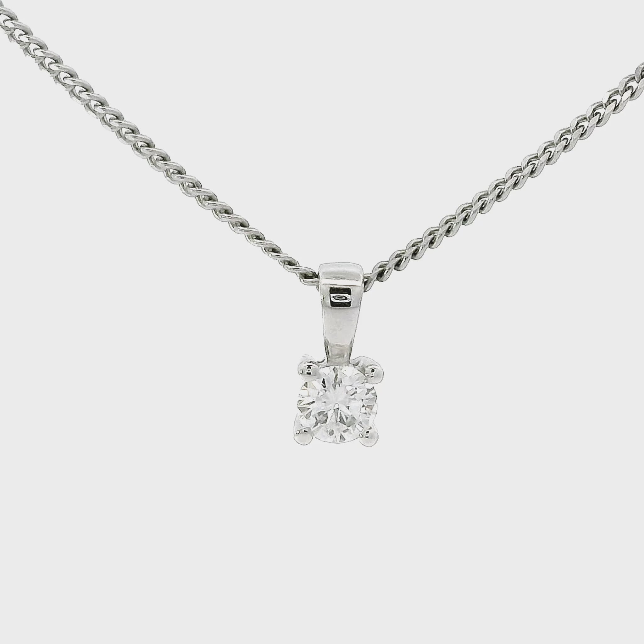 18 karaat witgouden 4-poots solitair hanger. Bezet met 1 briljant geslepen diamant van 0.13 crt Kleur: G Zuiverheid: VS2 Hanger: 7x4mm
