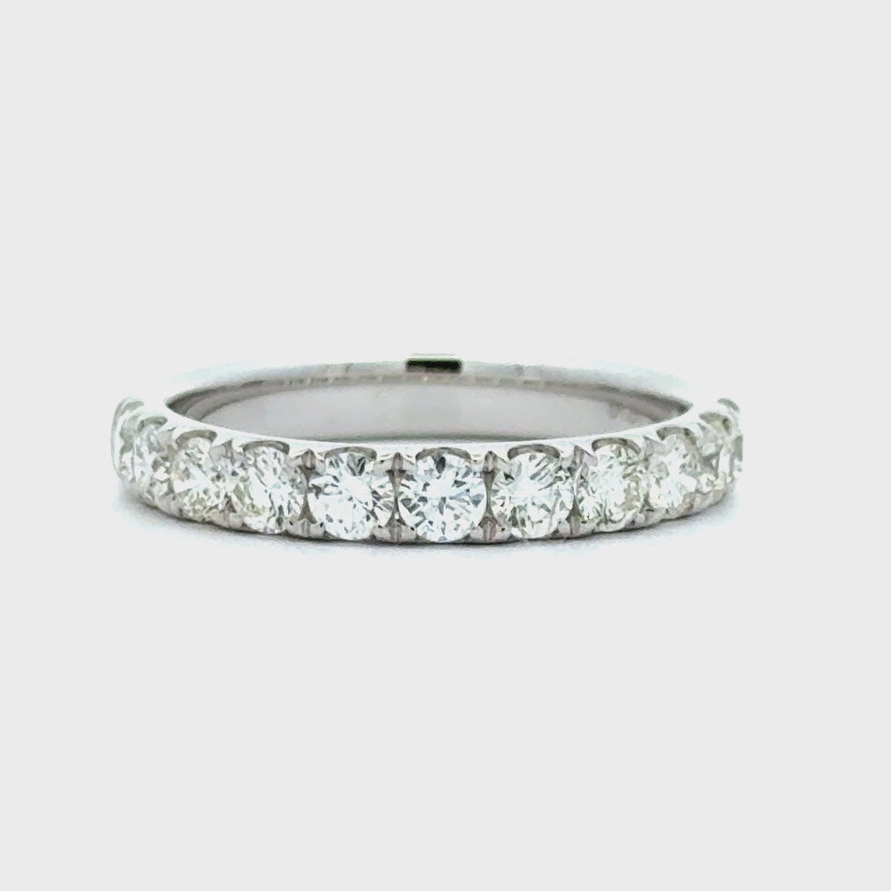 
                      
                        Laad en speel video in Galerijweergave, 14 karaat wit gouden rijring van 3 mm breed en 2.91 gram. Bezet met 12 briljant geslepen diamanten met een totaalgewicht van 1.01 crt Kleur: Top Wesselton Kwaliteit: VS
                      
                    