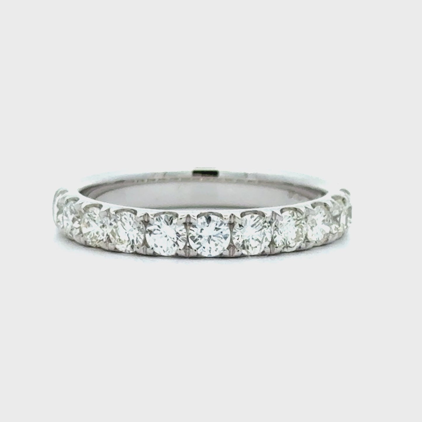 14 karaat wit gouden rijring van 3 mm breed en 2.91 gram. Bezet met 12 briljant geslepen diamanten met een totaalgewicht van 1.01 crt Kleur: Top Wesselton Kwaliteit: VS