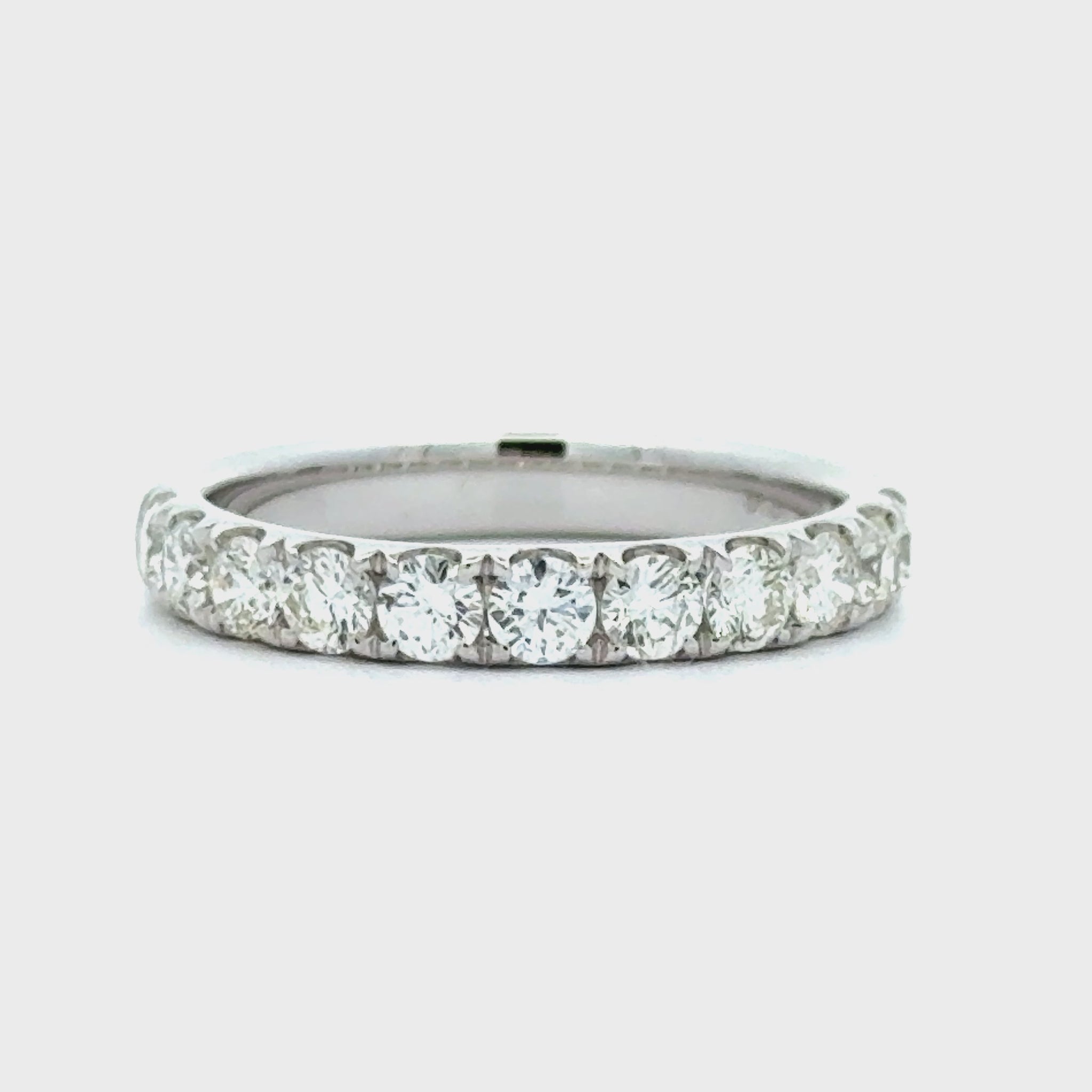 14 karaat wit gouden rijring van 3 mm breed en 2.91 gram. Bezet met 12 briljant geslepen diamanten met een totaalgewicht van 1.01 crt Kleur: Top Wesselton Kwaliteit: VS