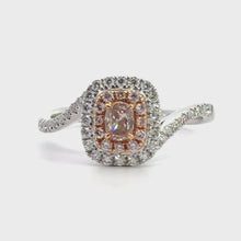 Cargar y reproducir el video en el visor de la galería, Wit met roségouden Halo verlovingsring van 18 krt en 2.65 gram. Bezet met 1 ovaal geslepen roze diamant van 0.23 crt en kwaliteit SI2. En 50 briljant geslepen diamantjes met een totaalgewicht van 0.33 crt Kleur: G Kwaliteit: si1 Zetting: 20 x 19 mm Model: R 10515
