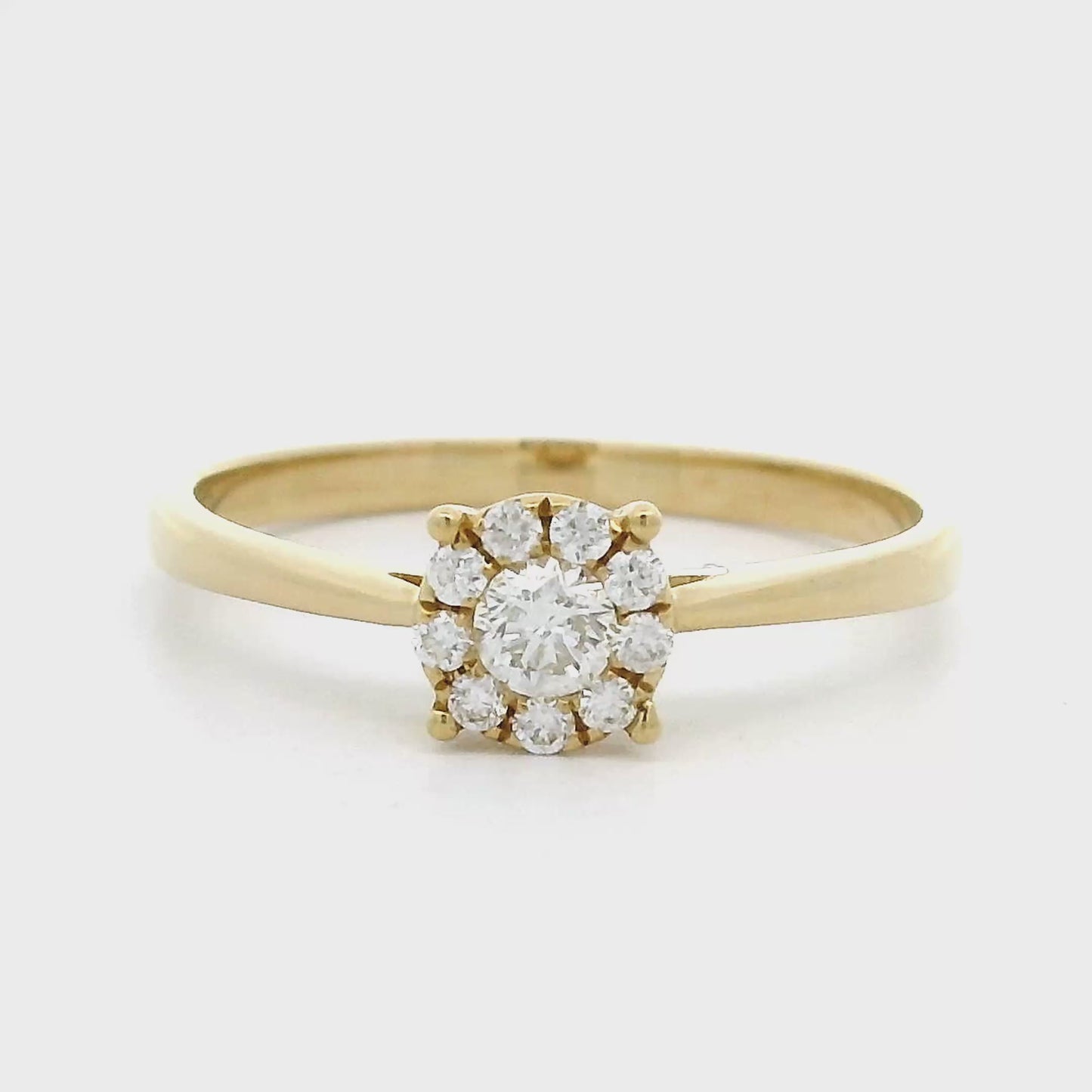 18 karaat geelgouden rozet ring van 1.82 gram. Bezet met 1 briljant geslepen diamant van 0.13 crt en 9 kleinere briljant geslepen diamanten met een totaalgewicht van 0.10 crt Kleur: G Zuiverheid: VS Zetting: 6 mm