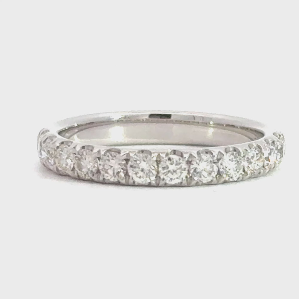 
                      
                        Laad en speel video in Galerijweergave, 14 karaat wit gouden rijring van 2.74 gram en 3 mm breed. Bezet met 12 briljant geslepen diamanten met een totaalgewicht van 0.73 crt. Kleur: Top Wesselton Kwaliteit: VS 
                      
                    
