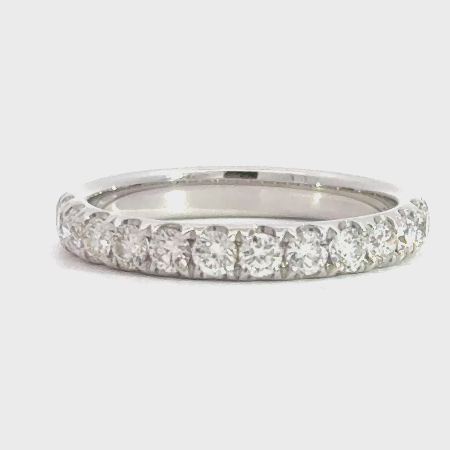 14 karaat wit gouden rijring van 2.74 gram en 3 mm breed. Bezet met 12 briljant geslepen diamanten met een totaalgewicht van 0.73 crt. Kleur: Top Wesselton Kwaliteit: VS 