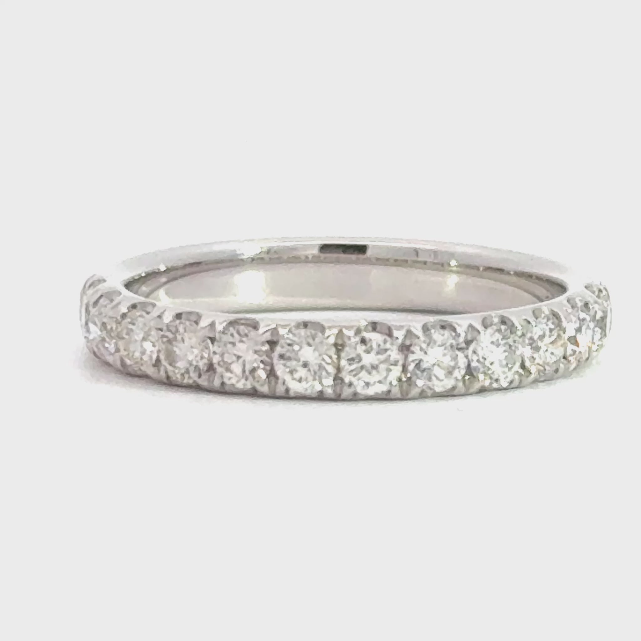 14 karaat wit gouden rijring van 2.74 gram en 3 mm breed. Bezet met 12 briljant geslepen diamanten met een totaalgewicht van 0.73 crt. Kleur: Top Wesselton Kwaliteit: VS 