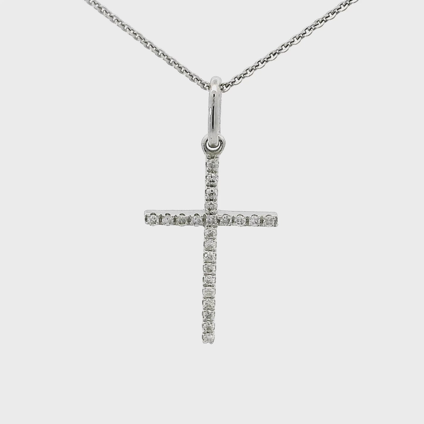 18 karaat witgouden kruishanger. Bezet met 23 briljant geslepen diamanten met een totaalgewicht van 0.07 crt. Kleur: Top Wesselton Zuiverheid: VS Hanger: 21 x 10 mm.