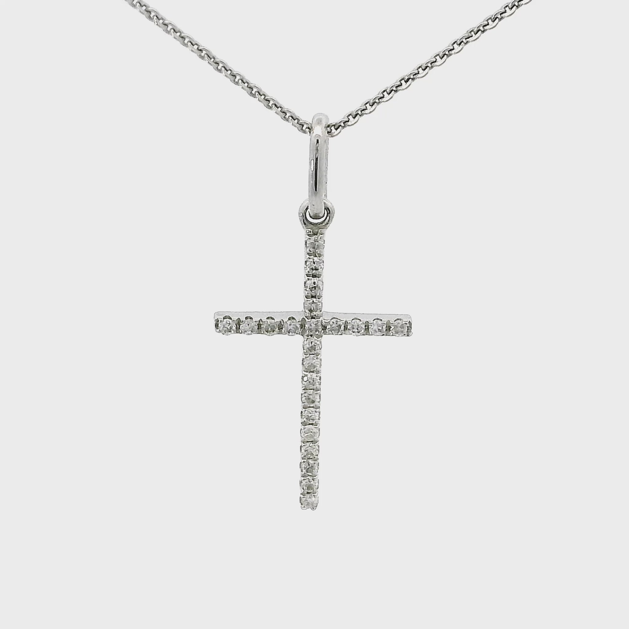 18 karaat witgouden kruishanger. Bezet met 23 briljant geslepen diamanten met een totaalgewicht van 0.07 crt. Kleur: Top Wesselton Zuiverheid: VS Hanger: 21 x 10 mm.