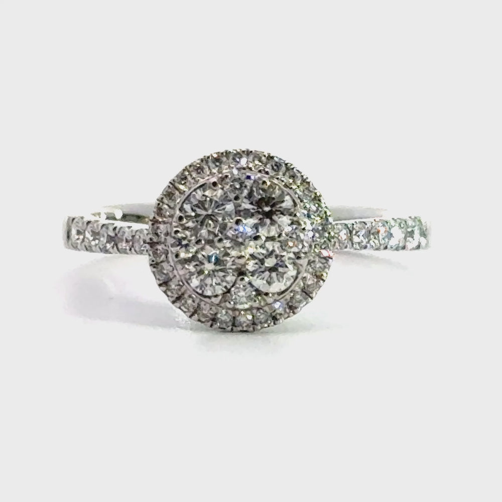 
                      
                        Laad en speel video in Galerijweergave, 18 karaat witgouden ronde Halo ring van 3.31 gram en 3 tot 2 mm breed. Bezet met 4 briljant geslepen diamanten met een totaalgewicht van 0.28 crt en 41 briljant geslepen diamanten met een totaalgewicht van 0.32 crt. Kleur: Top Wesselton Kwaliteit: VS1 Zetting: 10 x 10 mm Model: R 10016
                      
                    